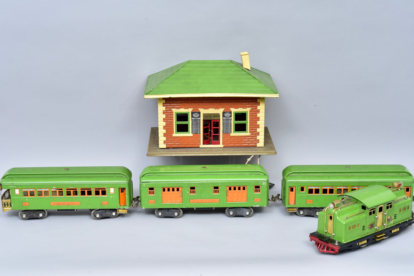 Lionel 318 Locomotive, 309 Baggage, 310 Pullman and 312 Observation cars (1 of 19)