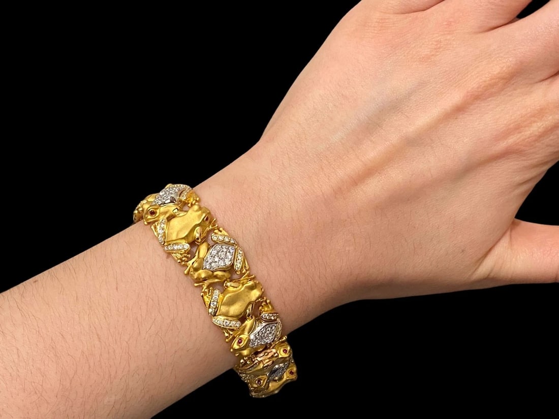 Carrera Y Carrera 18k Yellow Gold Diamond and Ruby Musa Frog Bracelet Condition: Condition: Excellent Brand: Carrera Y Carrera Material: 18K Yellow Gold GemStone: Diamond, Ruby Diamond Count: 256 round-cut diamonds Ruby Count: 32 Dimensions: Length: 7 1/4 inches. Width: 18mm Weigh