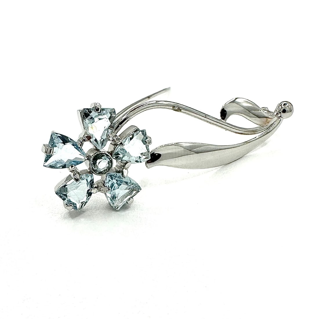 Rare Vintage 14k Gold Tiffany & Co. 7.00 Ct. Aquamarine Pin Brooch 6.8 Grams: Gorgeous vintage/estate 14k solid white gold Flower pin brooch by TIFFANY & CO. Containing seven (5) 8 X 5 mm UNIQUE shield shaped genuine & natural Aquamarine stones and one (1) approximate 4.0 mm ro