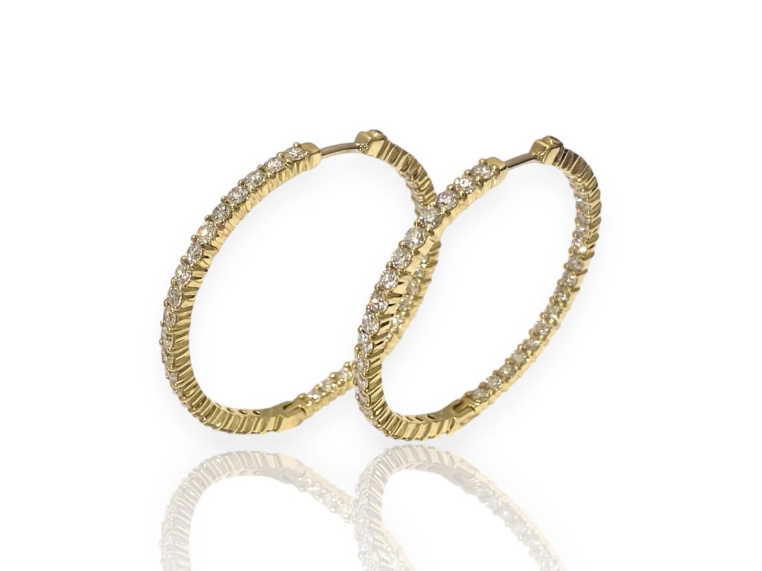 Roberto Coin 18K Yellow Gold Diamond Inside Out 38 mm Pair of Hoop Earrings: Specifications Condition: Gently Pre-owned, Excellent. Brand: Roberto Coin. Item: Pair of Hoop Earrings for the pirced ears Metal: 18k Yellow Gold. Gemstone: Round Brilliant-cut Natural Diamonds. Diam