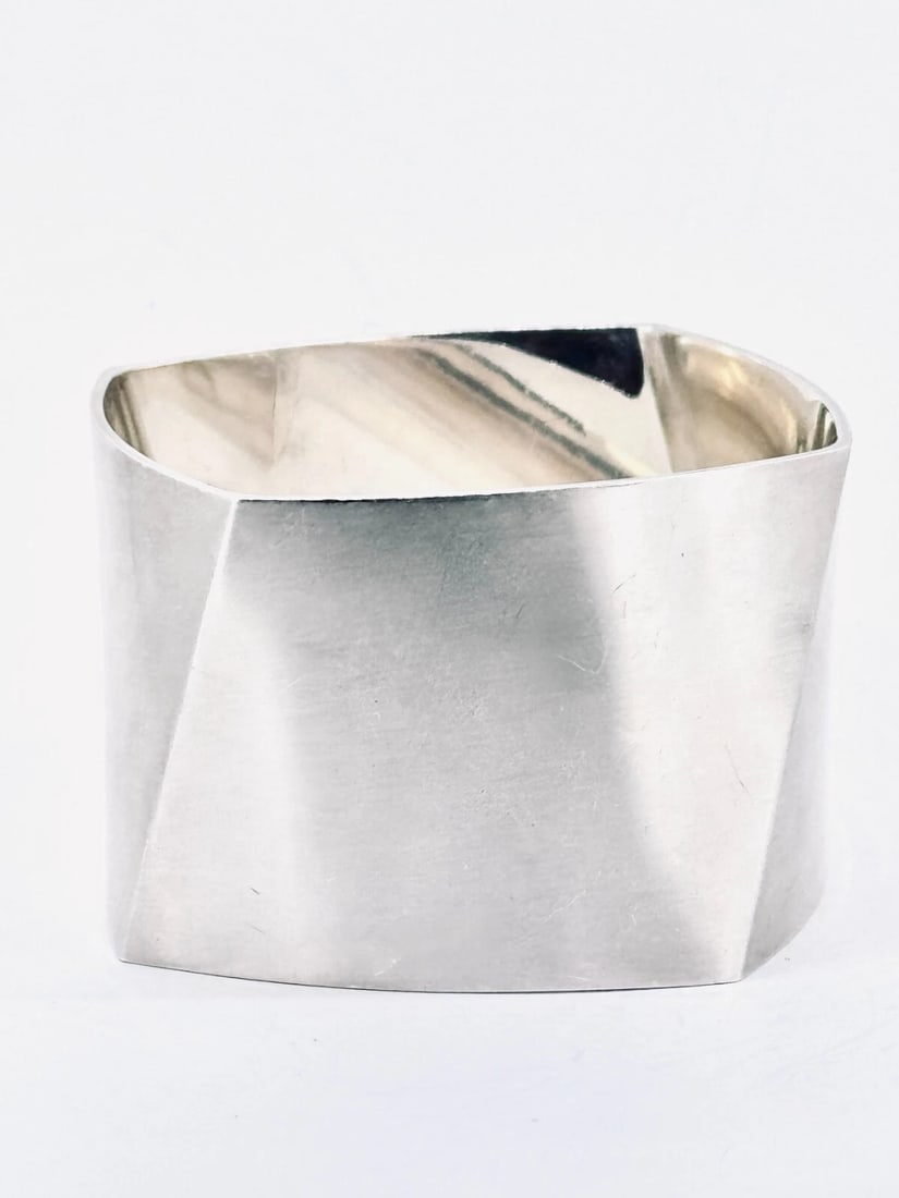 Tiffany & Co Silver RARE Frank Gehry Torque Wide Matte Bangle Bracelet Cuff: Brand: Tiffany & Co. Designer: Frank Gehry Metal Purity: Sterling Silver 925. Hallmarks: "TIFFANY & CO. GEHRY .925". Style: Torque. Bracelet Width: 45mm Bracelet Size: Will Fit a wrist up to 7 inches.