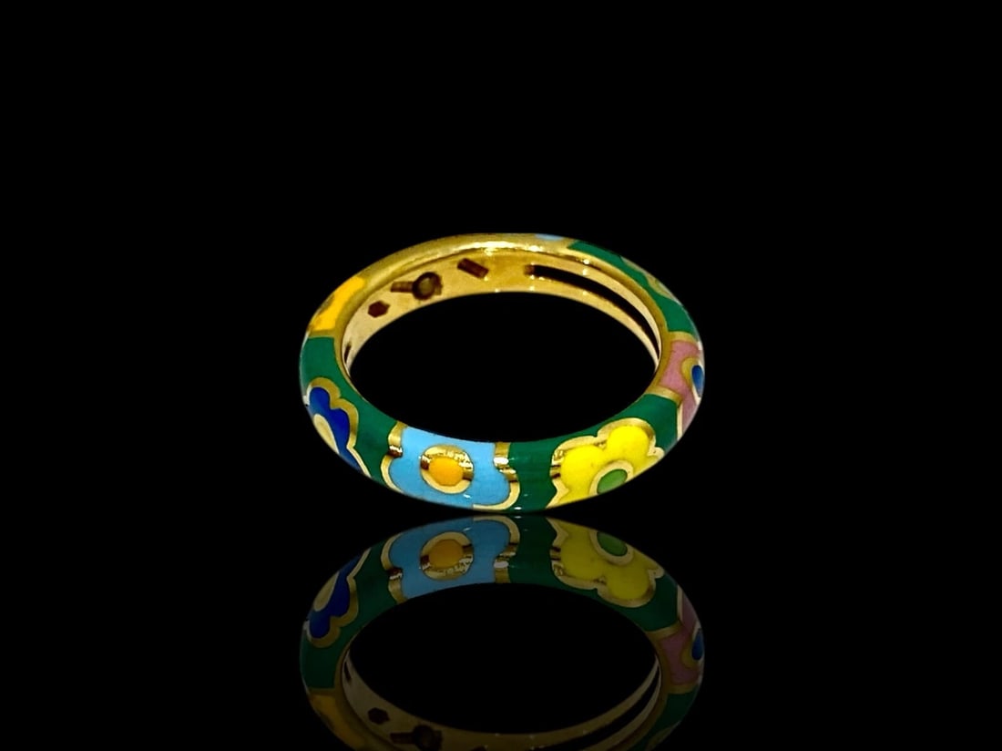 Vintage "IGOIE" Enamel Inlay Flower Ring in 18k Yellow Gold, Band Size 7: Item: Ring, Band Brand: IGOIEbr> Metal: 18k Yellow Gold. Style: Enamel Inlay Ring Size: 7. Band width: 3.6mm Total Weight: 5.2 grams. Hallmarks: 750, IGOIE Condition: Vintage, Excellent As Pictured