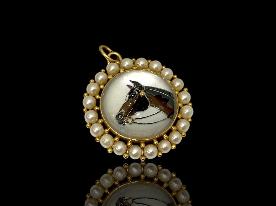 Vintage 14K Gold Reverse Intaglio Painting Under Essex Crystal of Horse & Pearls: Vintage 14K Gold Reverse Intaglio Painting Under Essex Crystal of Horse & Pearls Item: Pendant / Charm Brand: Unbranded Material: 14k Yellow Gold Jewel: Cultured Pearls and Intaglio Pearls Count: 20 P