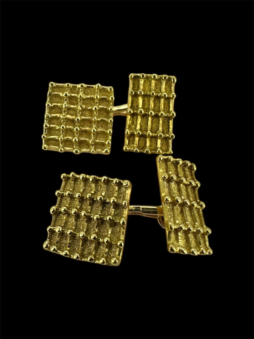 Vintage BUCCELLATI 18k Solid Yellow Gold Italian Pair of Exquisite Cufflinks: Vintage BUCCELLATI 18k Solid Yellow Gold Italian Pair of Exquisite Cufflinks Item: Pair of Cufflinks Brand: Buccellati Material: 18k Yellow Gold Cufflinks Dimensions: 0.7" x 0.8" inch. Hallmarks: M.BU