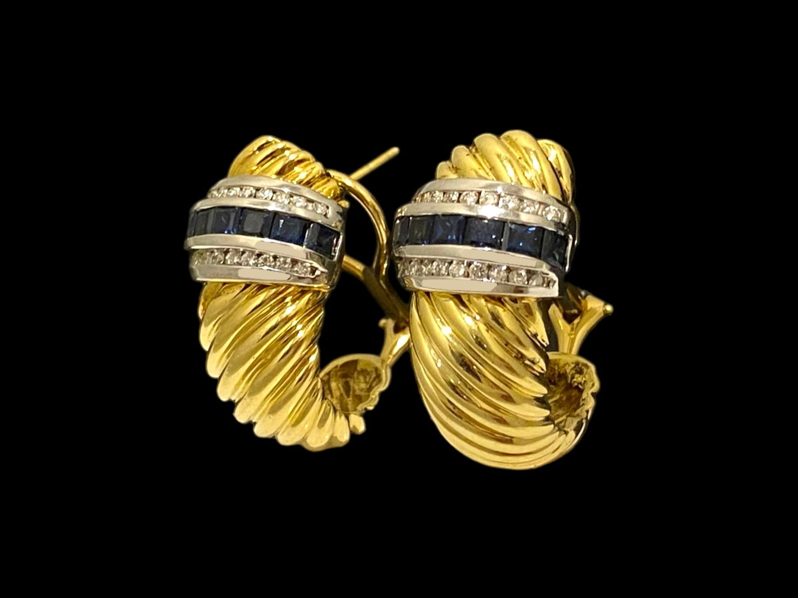 David Yurman 18K Yellow Gold Sapphire and Diamond Scalloped Cable Hoop Earrings: Condition: Good Brand: David Yurman Metal Purity: 18K Yellow Gold Main Stone: Diamond and Sapphire (purple) Sapphire Count: 14 Square-cut Sapphires Diamond Count: 40 round-cut brilliant diamonds Style