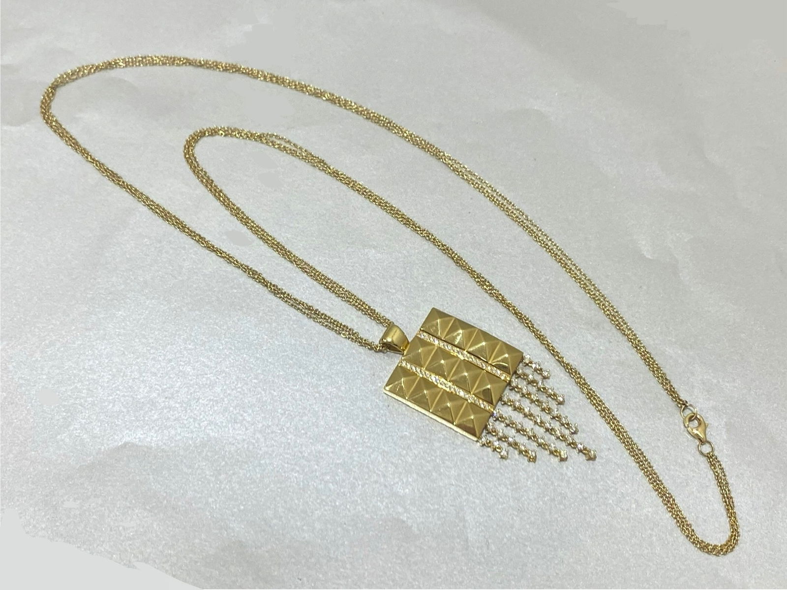 APX 2 Carat Diamond Pendant and Long Necklace in 18k Yellow Gold: Condition: Like New Brand: Unbranded Type: Pendant Necklace Base Metal: 18k Yellow Gold Gemstone: Diamond Diamond Count: 80 Total carat Weight: APX 2 TCW Color and Clarity: F, VS1-VS2 Dimensions: Leng