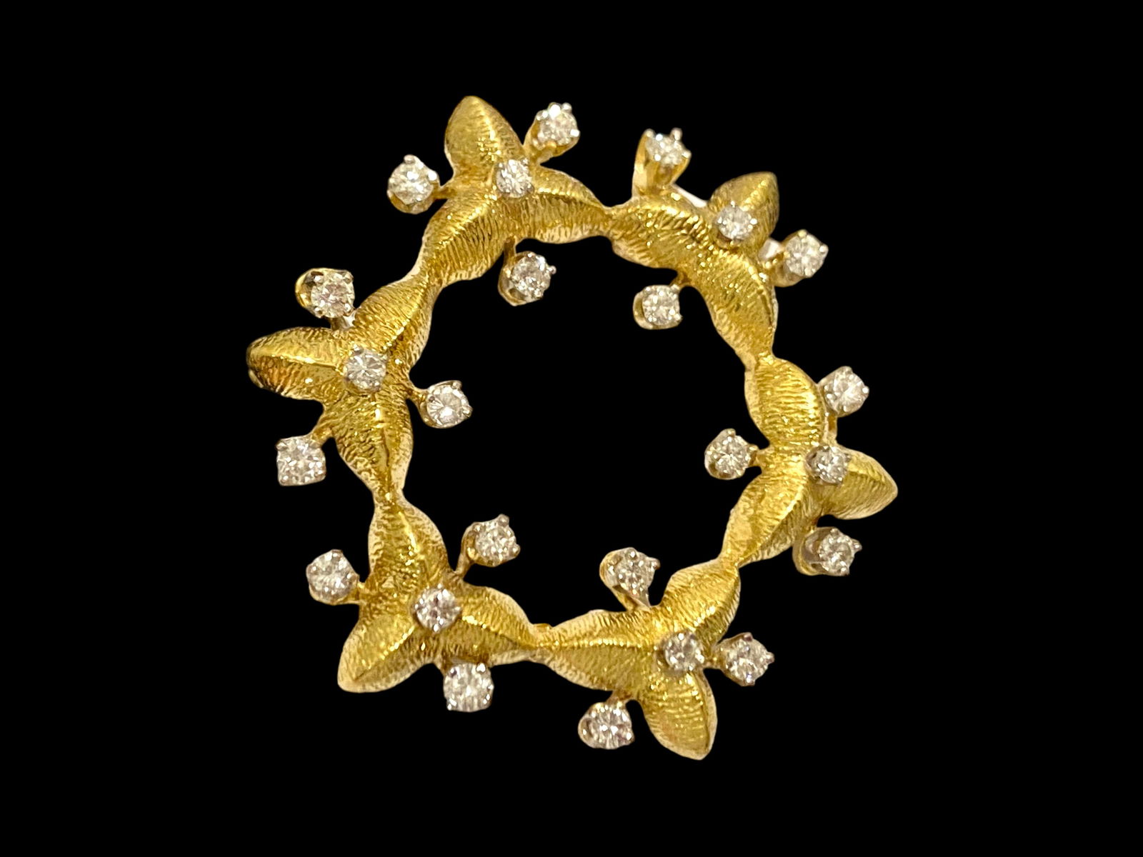 Vintage 18k Yellow Gold and Diamond Wreath Brooch Pin: Condition: Like New Brand: Unbranded Material: 18K Yellow Gold GemStone: Diamond Diamonds: 28 round-cut diamonds Dimensions: 35 mm x 40 mm Weight: 11.8 grams