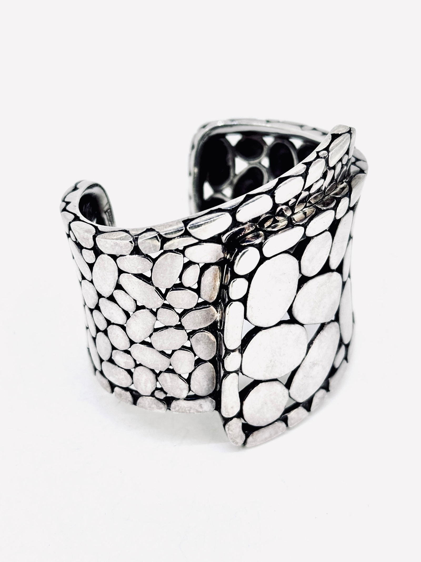JOHN HARDY Kali Collection Sterling Silver Overlap Wide Cuff Bracelet: JOHN HARDY Kali Collection Sterling Silver Overlap Wide Cuff Bracelet Condition:Good Brand: JOHN HARDY Design: Kali Collection Material: 925 Sterling Silver Weight: 78 grams
