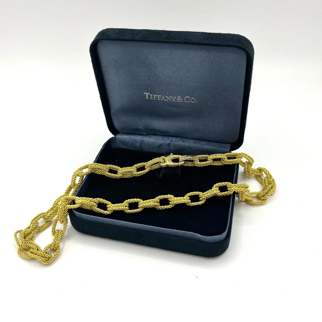 Tiffany & Co. 18k Yellow Gold Double Twisted Rope Link Collar Necklace 17.1/4": Brand/Maker: Tiffany & Co. Item: Necklace / Chain Metal: 18K gold Total weight: 61.2 grams Total Length: 17.1/4" Long Each Link size: 15 mm x 9mm Hallmarks: T & Co. 18K (c) 1990 AU 750 Condition: Exce