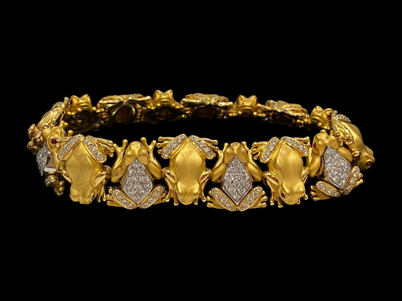 Carrera Y Carrera 18k Yellow Gold Diamond and Ruby Musa Frog Bracelet Condition: Condition: Excellent Brand: Carrera Y Carrera Material: 18K Yellow Gold GemStone: Diamond, Ruby Diamond Count: 256 round-cut diamonds Diamond Carat Weight: 9.0TCW Color & Clarity: VVS, E-F Ruby Count: