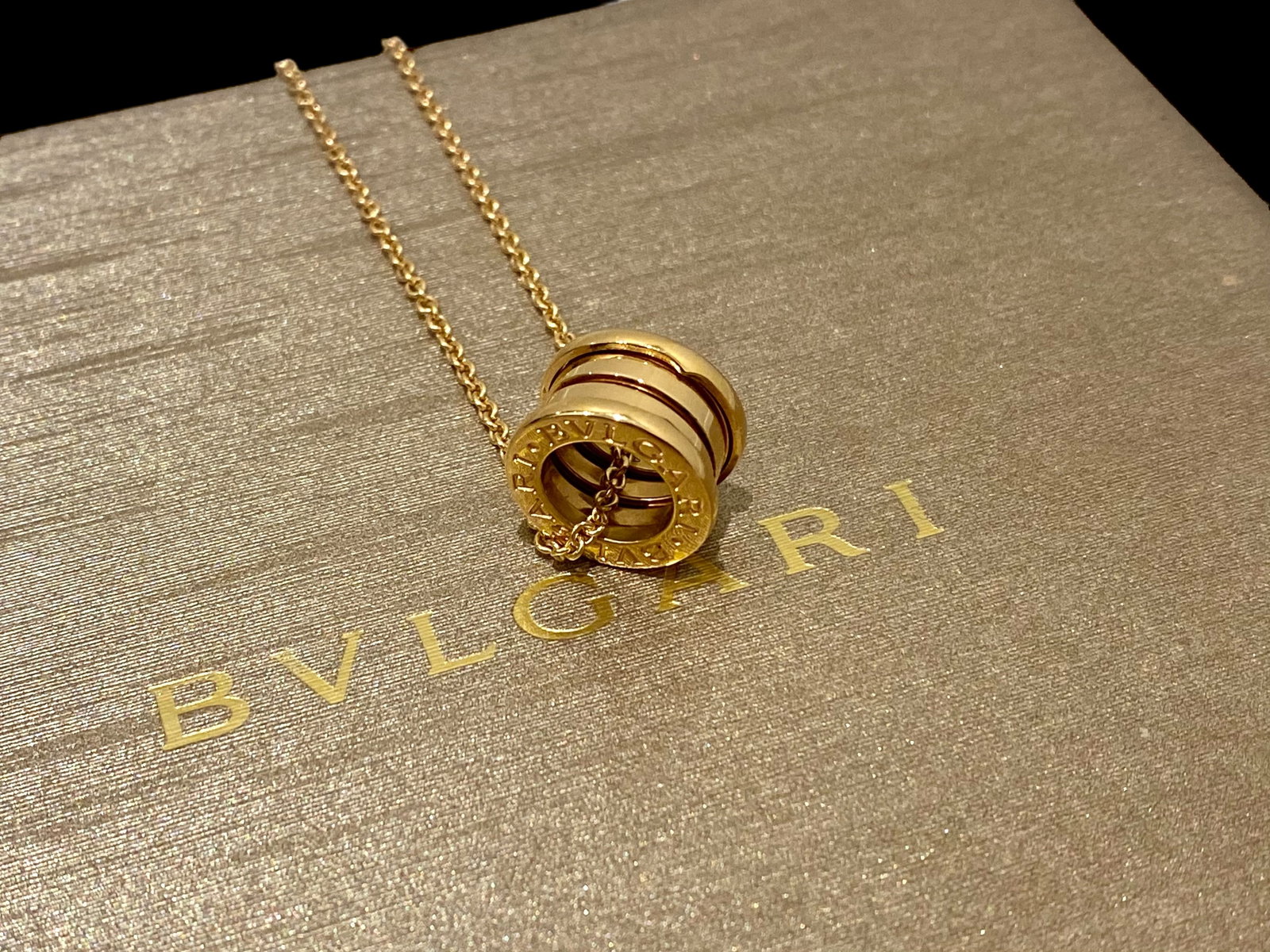 BVLGARI B.ZERO 1 Pendant Necklace in 18K Rose Gold: Condition: Like new Brand: BVLGARI Material: 18k Rose gold Gemstone: No Gemstones Chain length: 38 cm - 45 cm Resizable: RESIZABLE max +10cm Made In: Italy Comes with original box or pouch