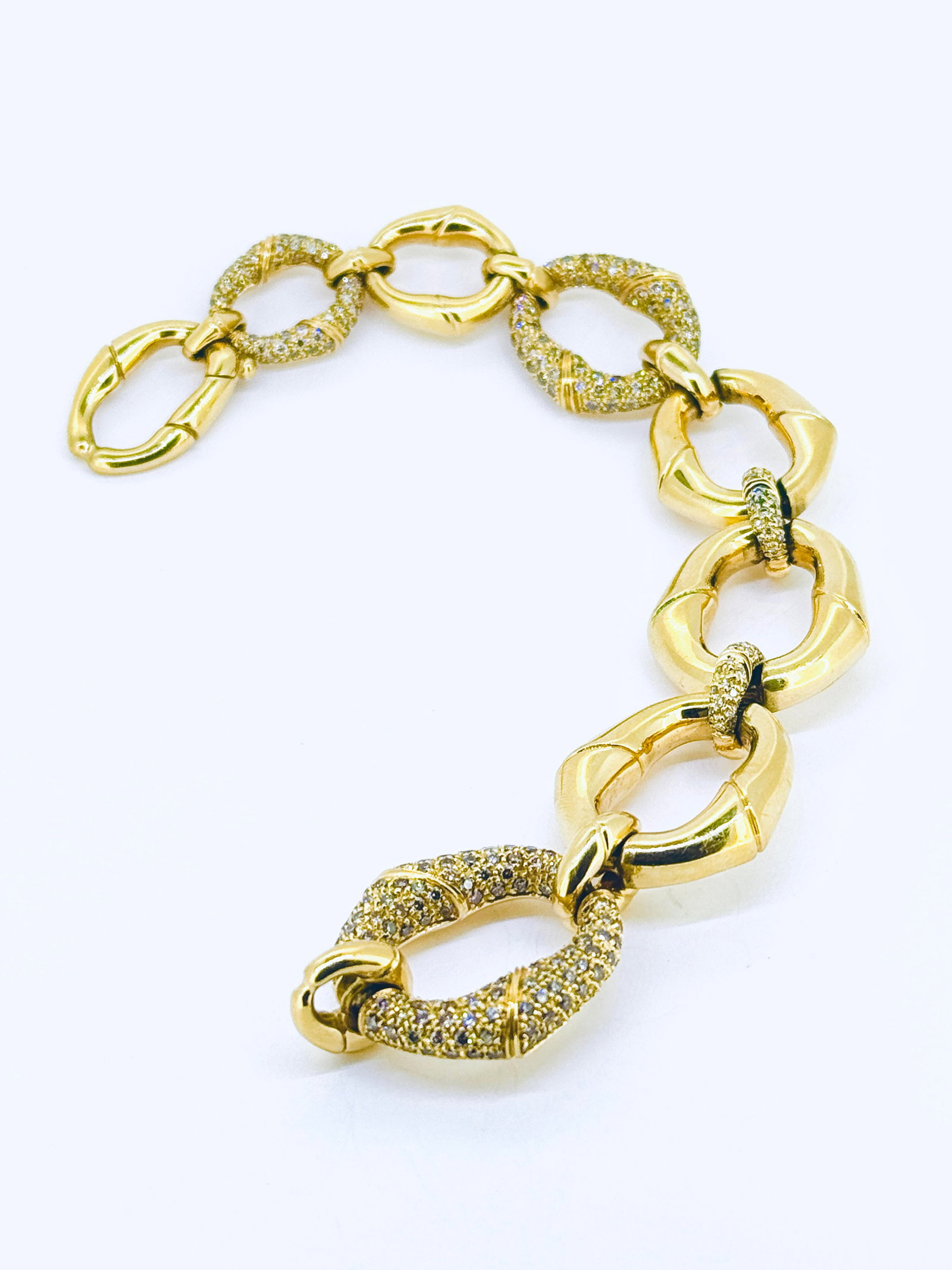 Rare Gucci Bamboo Collection Diamond Graduated Bracelet in 18 Karat Yellow Gold: Condition: Like New. Brand: GUCCI. Material: 18k Yellow Gold. Jewel: 401 Round-brilliant-cut Diamond. Bracelet Length: 7.5" Inch. Hallmark: " GUCCI" " MADE IN ITALY" Weight: 64.3 grams.