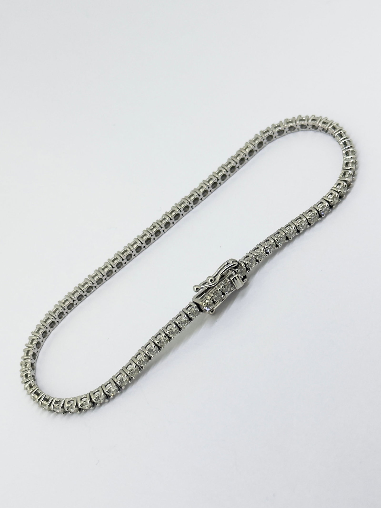 10 TCW Diamond Classic Tennis Bracelet in 14k White Gold: Condition: Good. Brand: Unbranded Material: 14k White Gold. Jewel: 50 Round Brilliant-Cut Diamond. Total carat weight: 10 TCW Clarity and Color: SI1-SI2; I-J. Bracelet Dimensions: 7 "inch. Weight: 11.