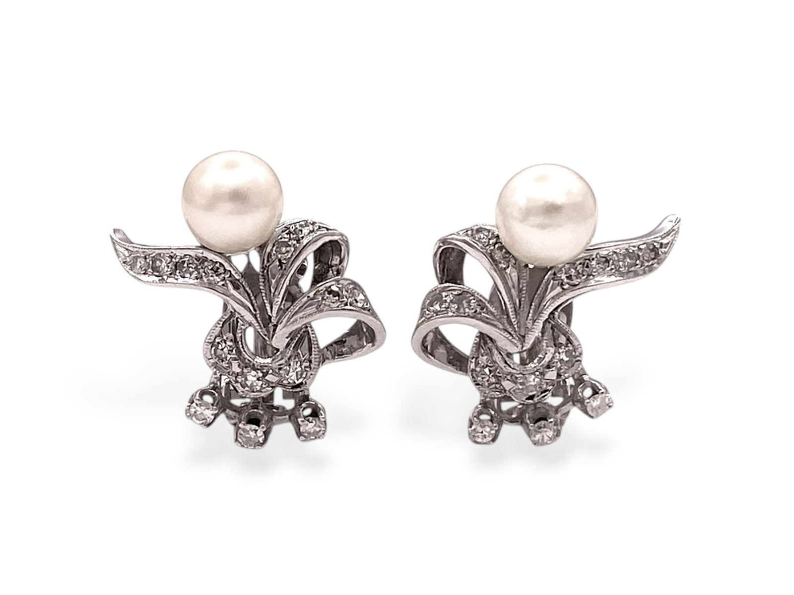 Retro South Sea Pearl and Diamond Floral Earrings in 14k White Gold: Item: Earrings. Brand: Unbranded. Metal: 14k White Gold. Total weight: 7.2 grams. Stone: (2) South Sea Pearls and (28) Round-cut Diamonds. Pearl Dimensions: 7.40 x 7.40 mm. Condition: Like New, Genero