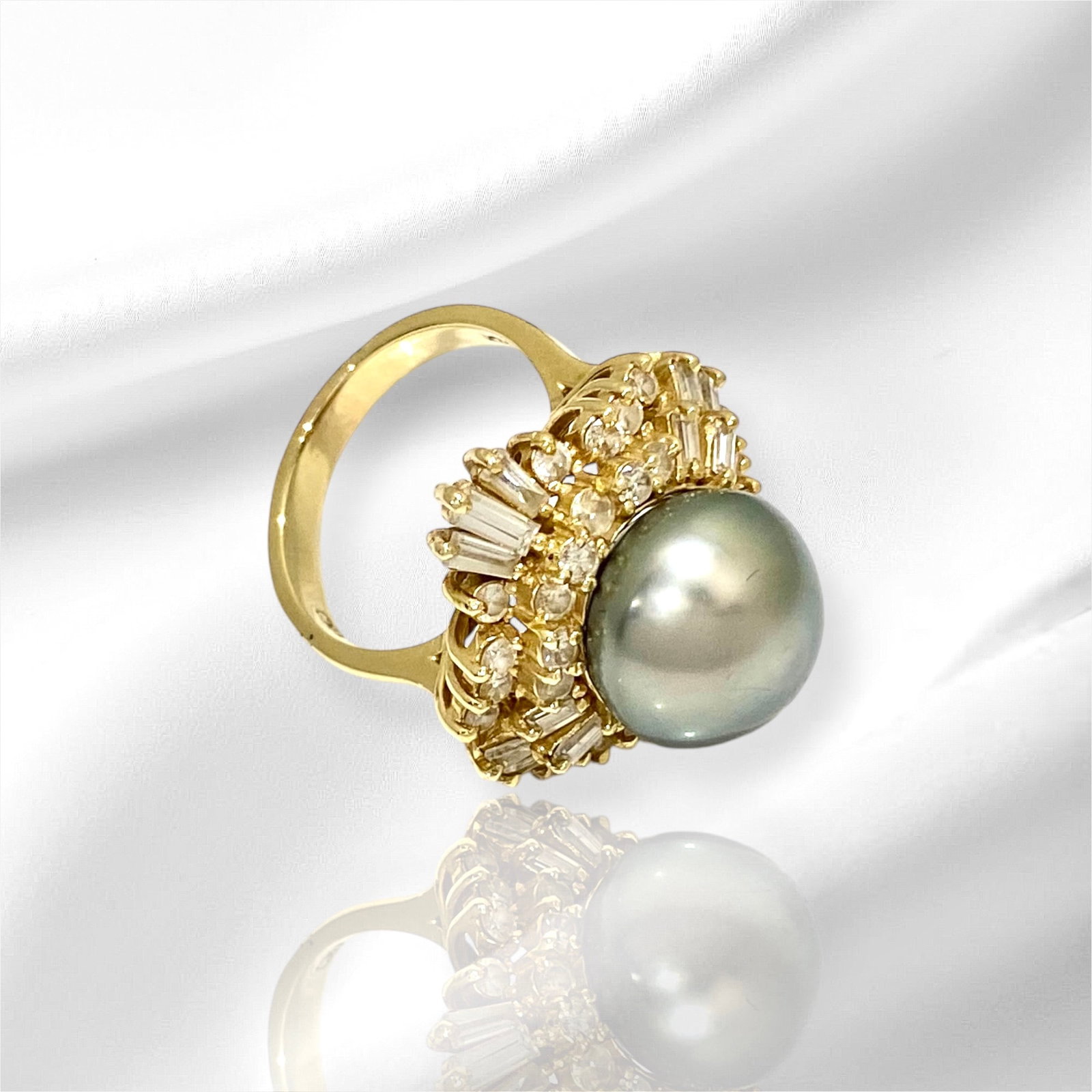 APX 3TCW Diamond and 15mm Black Tahitian Pearl Ring in 14K Yellow Gold: Condition: Like New Brand: Unbranded Material: 14K Yellow Gold Jewel: Tahitian Pearl and Diamond. Diamond Type: 16 Baguette-cut Diamond and 30 Round-cut Diamonds. Diamond Count: 46 Total carat weight: