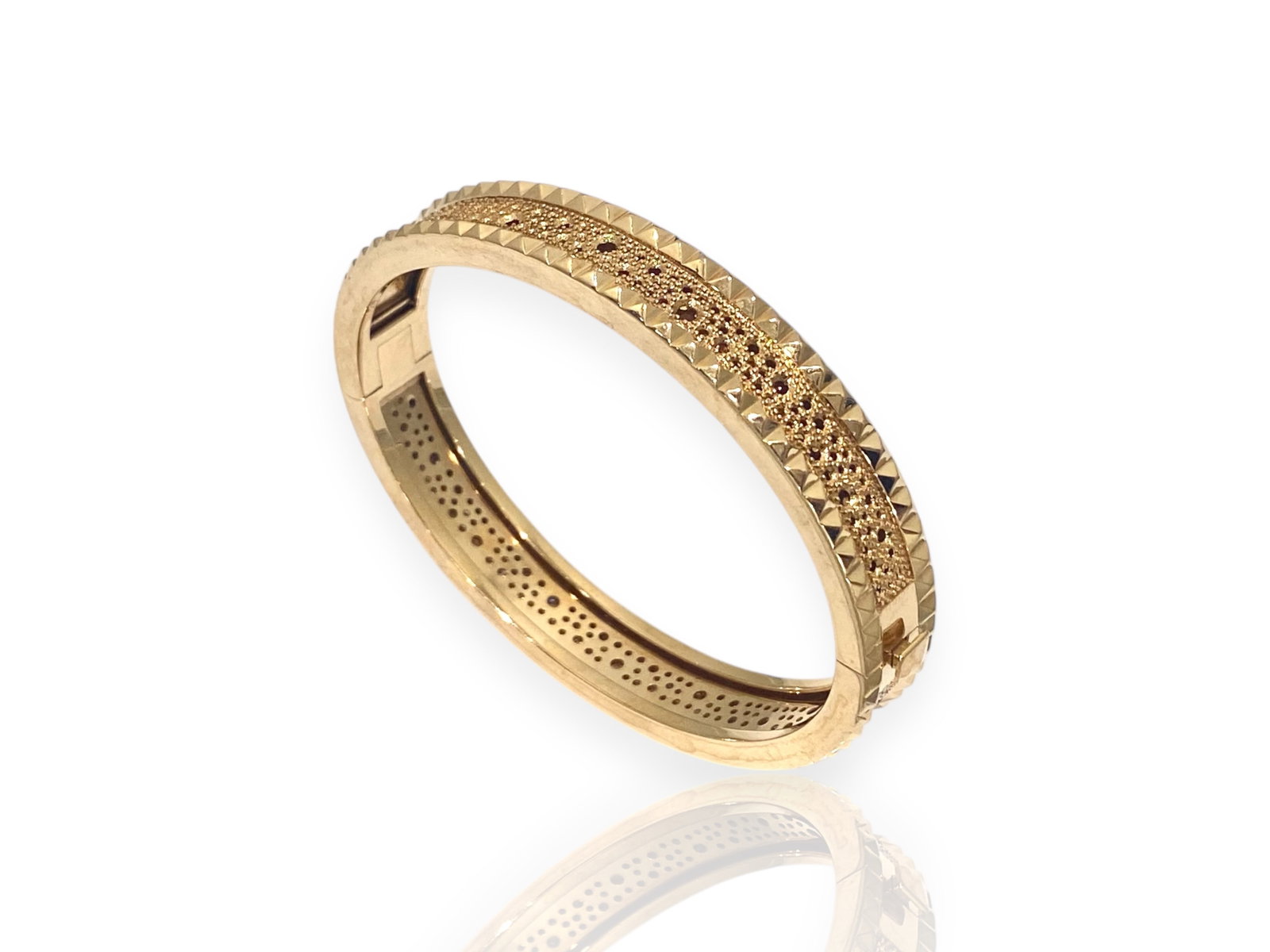 Roberto Coin 18K Yellow Gold Rock & Diamonds Bangle: Condition: Like New Brand: Roberto Coin Material: 18k Yellow Gold Jewel: Diamond and Rocks Diamond Type: Round Brilliant Cut Diamonds Total Carat weight: 1.49 TCW Clasp: Hinged side with push stud. Py