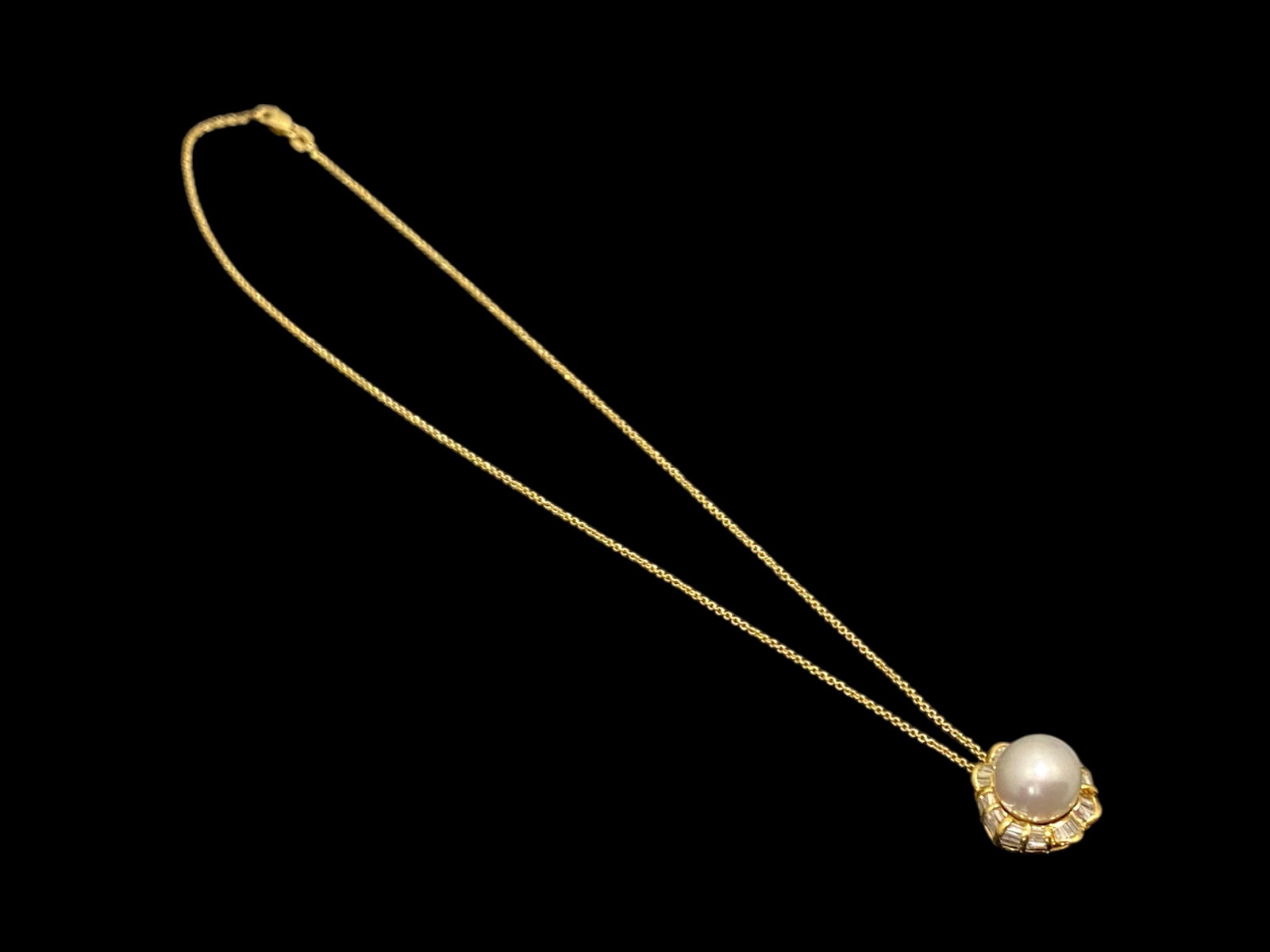 18 Karat Yellow Gold Huge Pearl and Baguette Diamond Pendant Necklace: Condition: Pre-owned Brand: Unbranded Metal Purity: 18k Yellow Gold Pendant and 14k Gold Necklace Jewel: Pearl and Diamond Baguette Diamond Count: Apx 48 Diamonds Type: Pendant Necklace Necklace Lengt