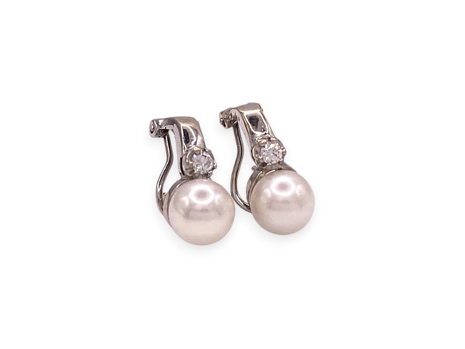 Elegant 18K White Gold South Sea Pearl Diamond Clip-On Studs: Item: Clip-On Studs. Brand: Unbranded. Metal: 18K White Gold. Total weight: 6.9 grams. Gemstone: South Sea Pearls and Round-cut Diamonds. Pearl: 2 pearls, 8.60mm each. Diamond Count: 2 stones Clarity 