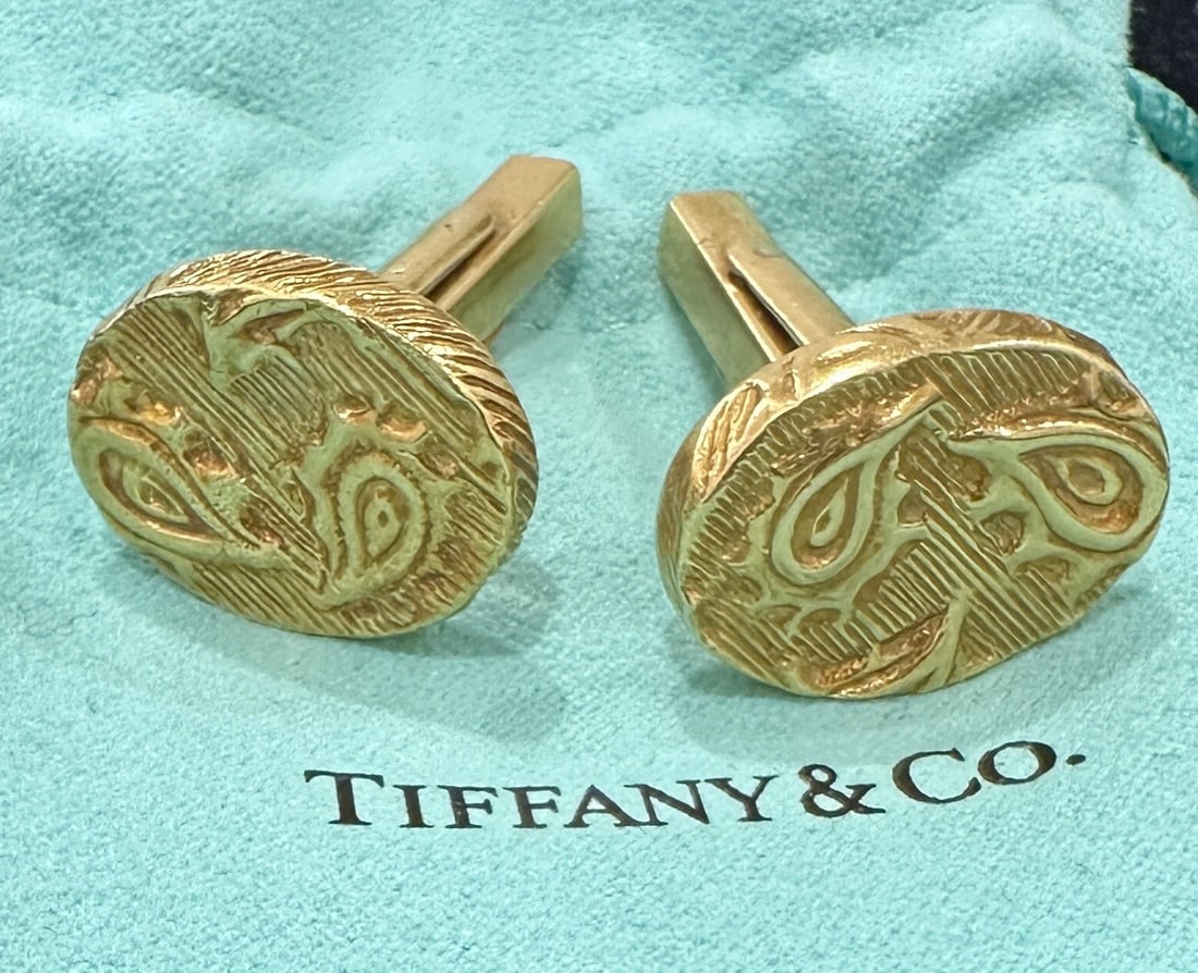 Vintage Tiffany & Co. 18K Yellow Gold Paisley Pattern Cufflinks: Vintage Tiffany & Co. Paisley pattern 18K Gold Cufflinks. Total Weight: 16.4 grams Measurements: 20.3mm side to side Shape: Oval, 4mm thickness Condition: Vintage as is. Please refer to photos