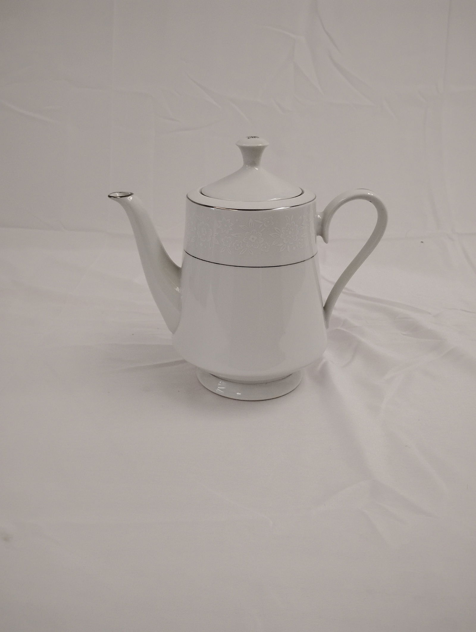 Antique Ceramic Tea Pot: ntique Cermaic tea pot with lid.