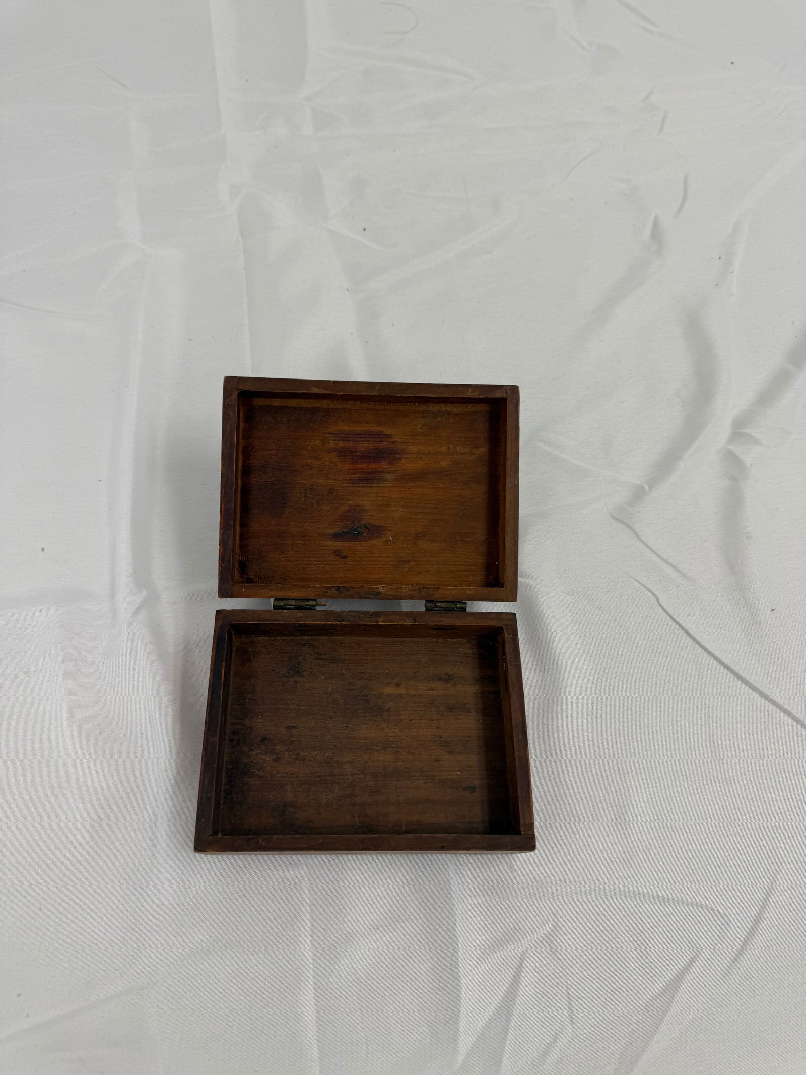 Antique Wood Jewelry Box: Small wooden box antique. Meaaasures about 6x8x2 inches.
