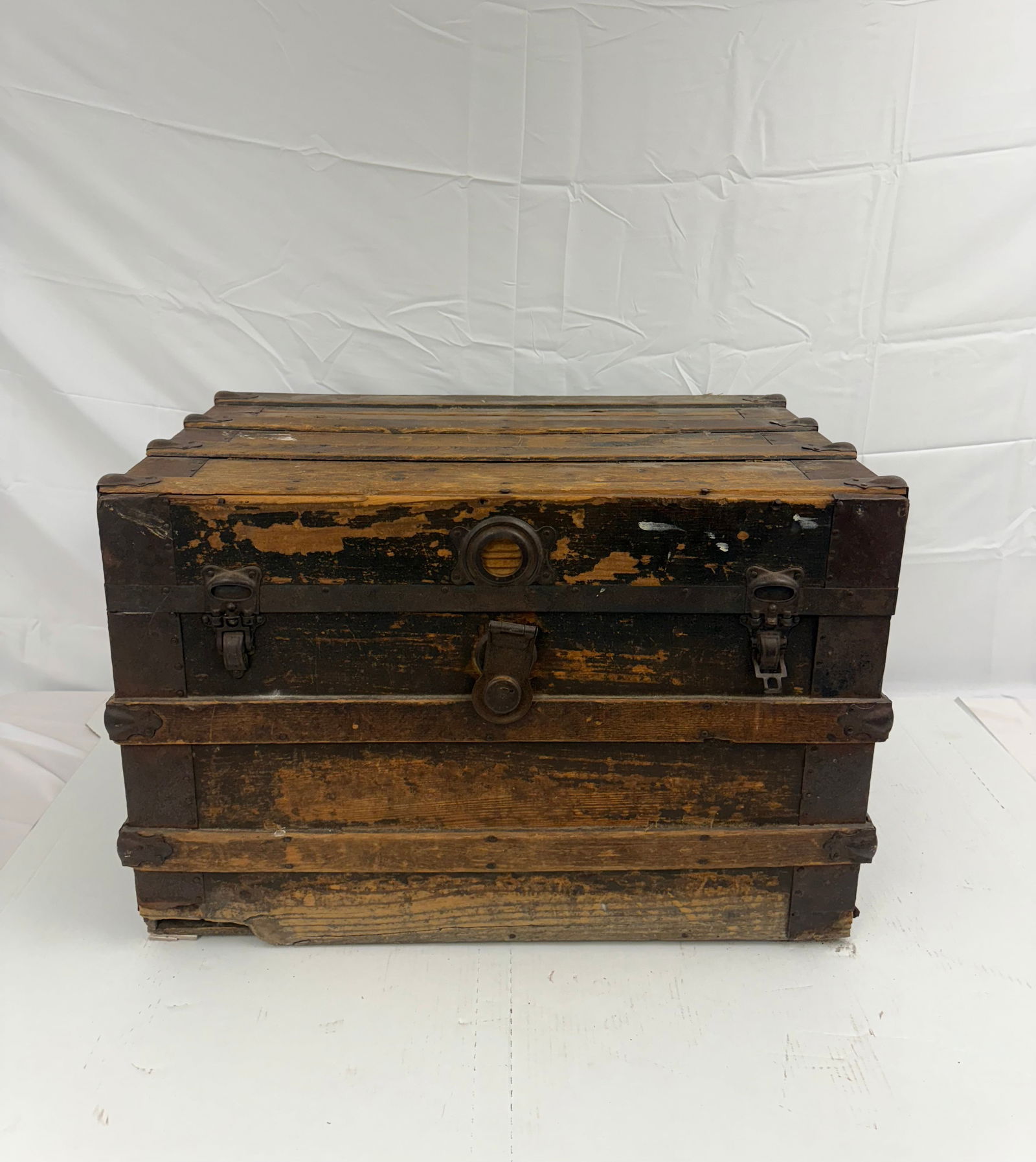 Antique Vintage Wooden Trunk: Antique wooden trunk. Measures 28x19x16 inches.