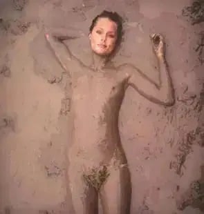 Annie Leibovitz - Lauren Hutton, 1981: Annie Leibovitz - Lauren Hutton, 1981,Photoprint on kodak photopaper, framed, Measures 8 x 10 inches These are part of the estate sale and we do not have a COA. All lots offered in our auctions are so