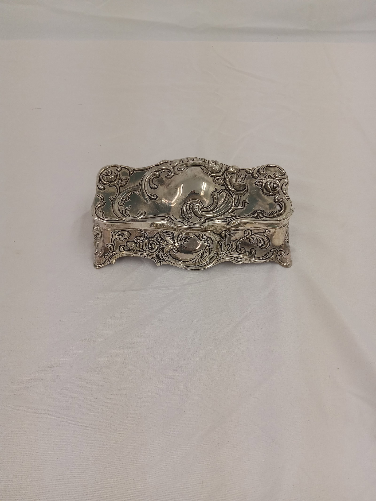 Silver Jewelry box: Silver Jewelry box These are part of the estate sale and we do not have a COA. All lots offered in our auctions are sold strictly on an "AS IS" basis. Any descriptions regarding an item’s condition 