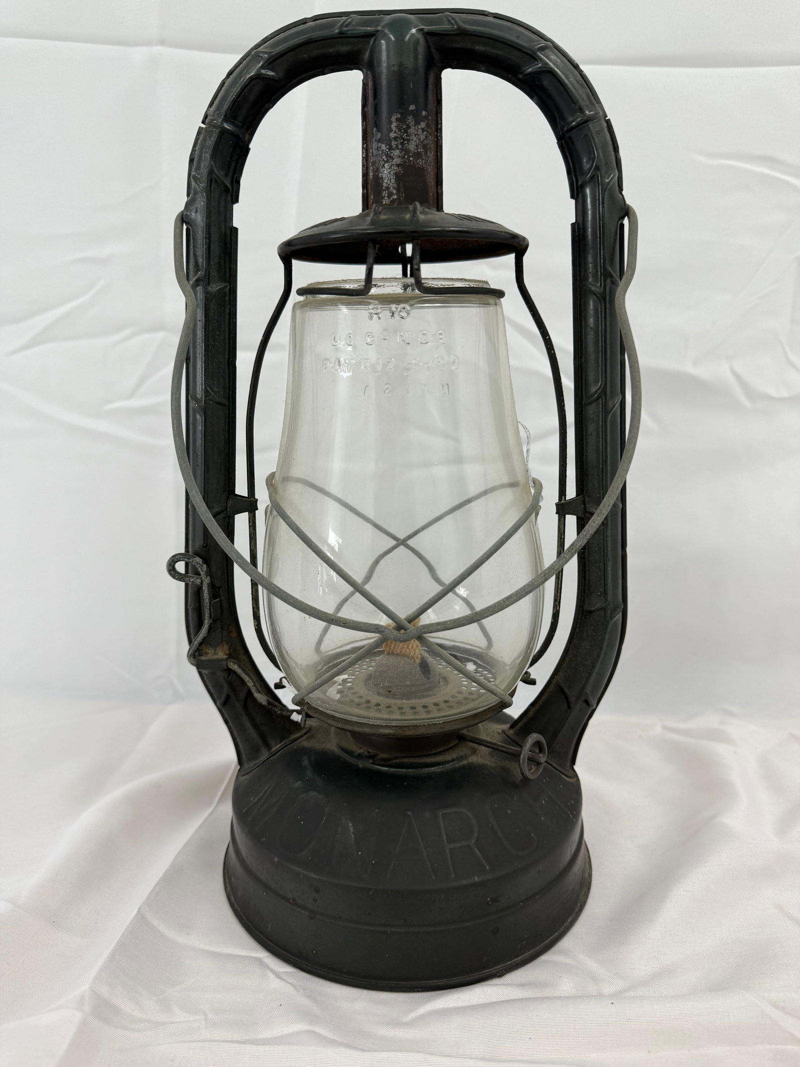 Vintage Dietz Monarch Oil lamp: Vintage Dietz Monarch Oil lamp Stamped New York, N.Y. with intact wick. These are part of the estate sale and we do not have a COA. All lots offered in our auctions are sold strictly on an "AS IS" bas