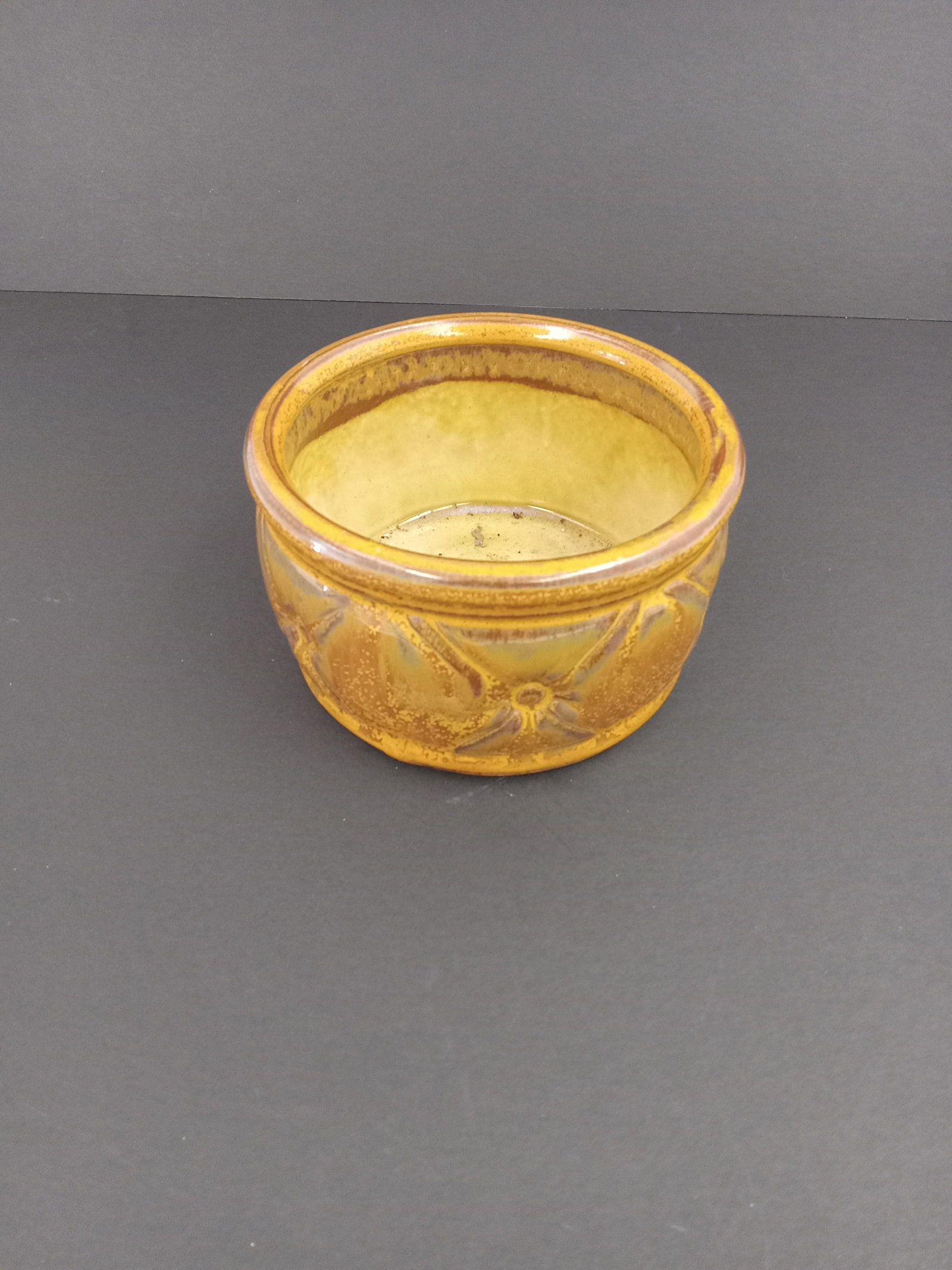 Vintage Haeger Pottery #256 round planter vase: vintage Haeger Pottery #256 round planter vase in orange, gold, and light beige glaze. Measures 8.5x3.5 inches. These are part of the estate sale and we do not have a COA. All lots offered in our auct