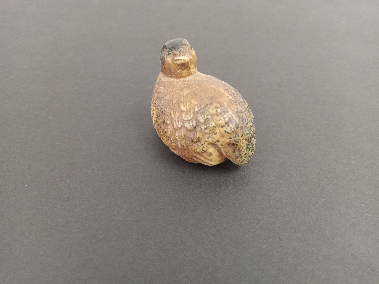 Small bird figurine: small bird figurine, unknown origin. These are part of the estate sale and we do not have a COA. All lots offered in our auctions are sold strictly on an "AS IS" basis. Any descriptions regarding an i