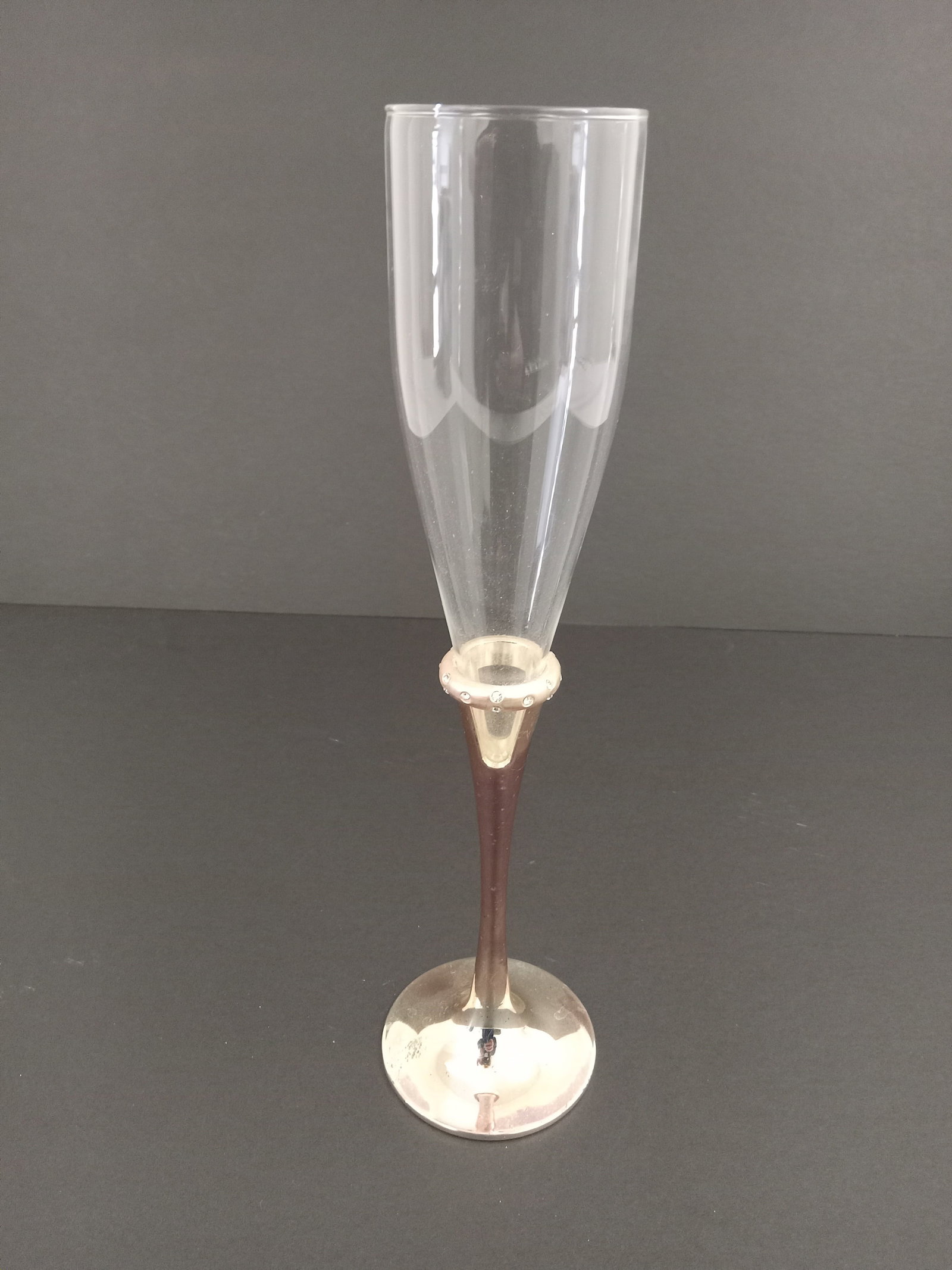 Lenox Champagne Flute Vintage (1): 1 Lenox Champagne flute rose gold stem. These are part of the estate sale and we do not have a COA. All lots offered in our auctions are sold strictly on an "AS IS" basis. Any descriptions regarding a