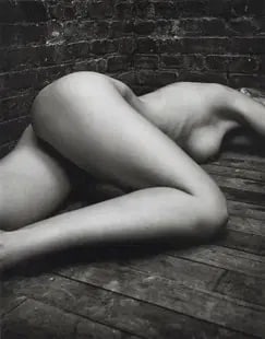 Mark Seliger "Female Figure, NY 2002" print: Mark Seliger "Female Figure, NY 2002". Photoprint on kodak photopaper, framed, Measures 8 x 10 inches These are part of the estate sale and we do not have a COA. All lots offered in our auctions are s