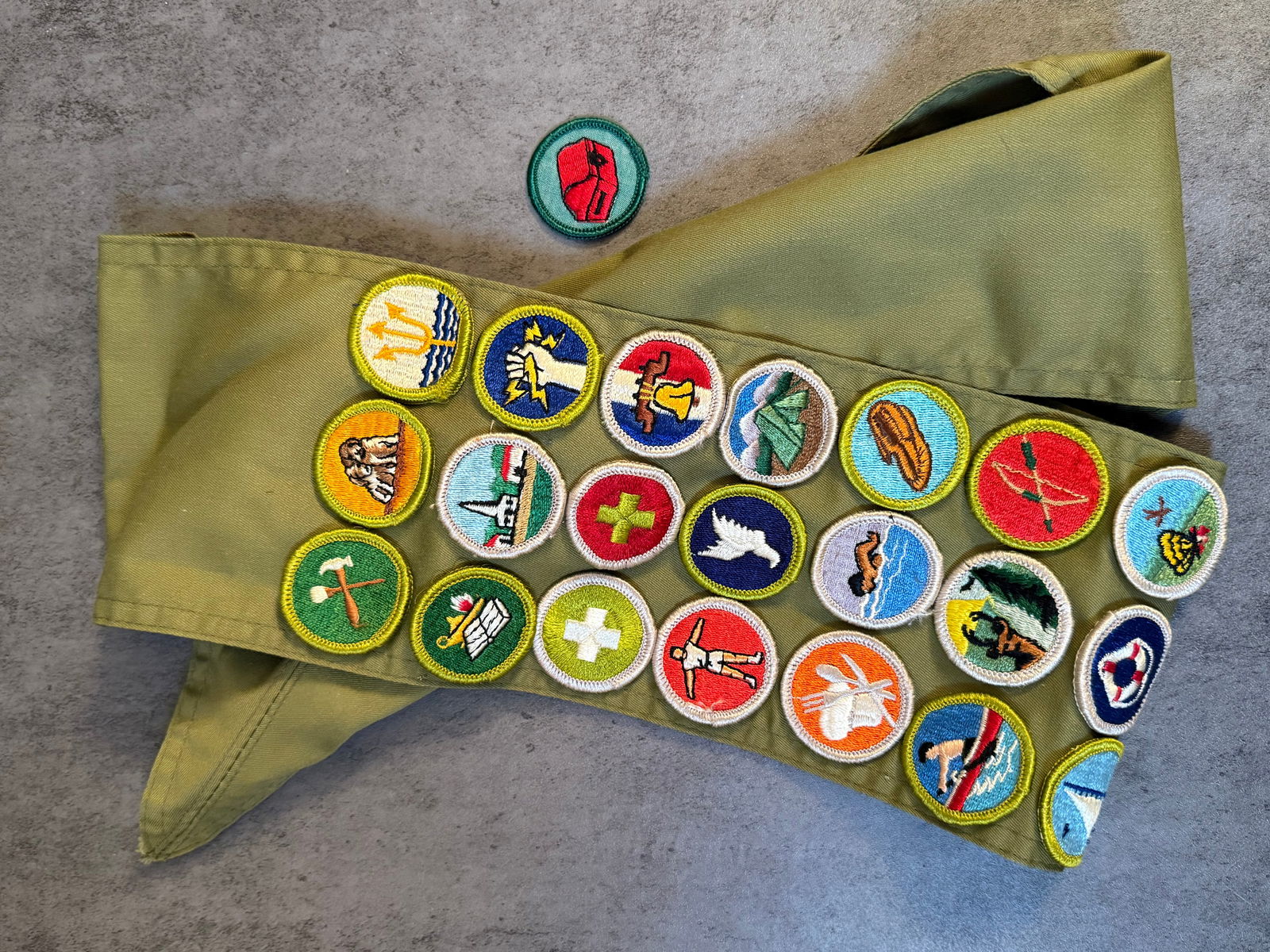 Vintage Boy Scouts Merit Badge Sash with 20+ Badges – 1960s–70s Scouting Memorabilia (1 of 2)