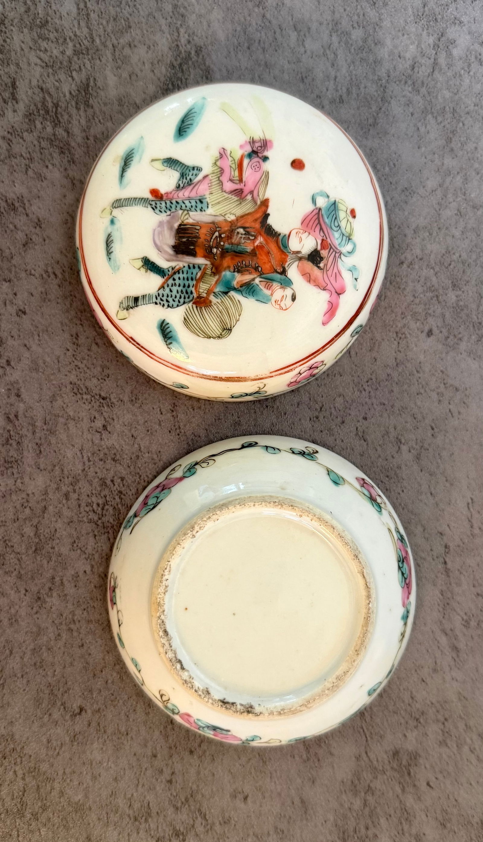 Chinese Porcelain Covered Box with Figural Decoration, 20th Century - 3