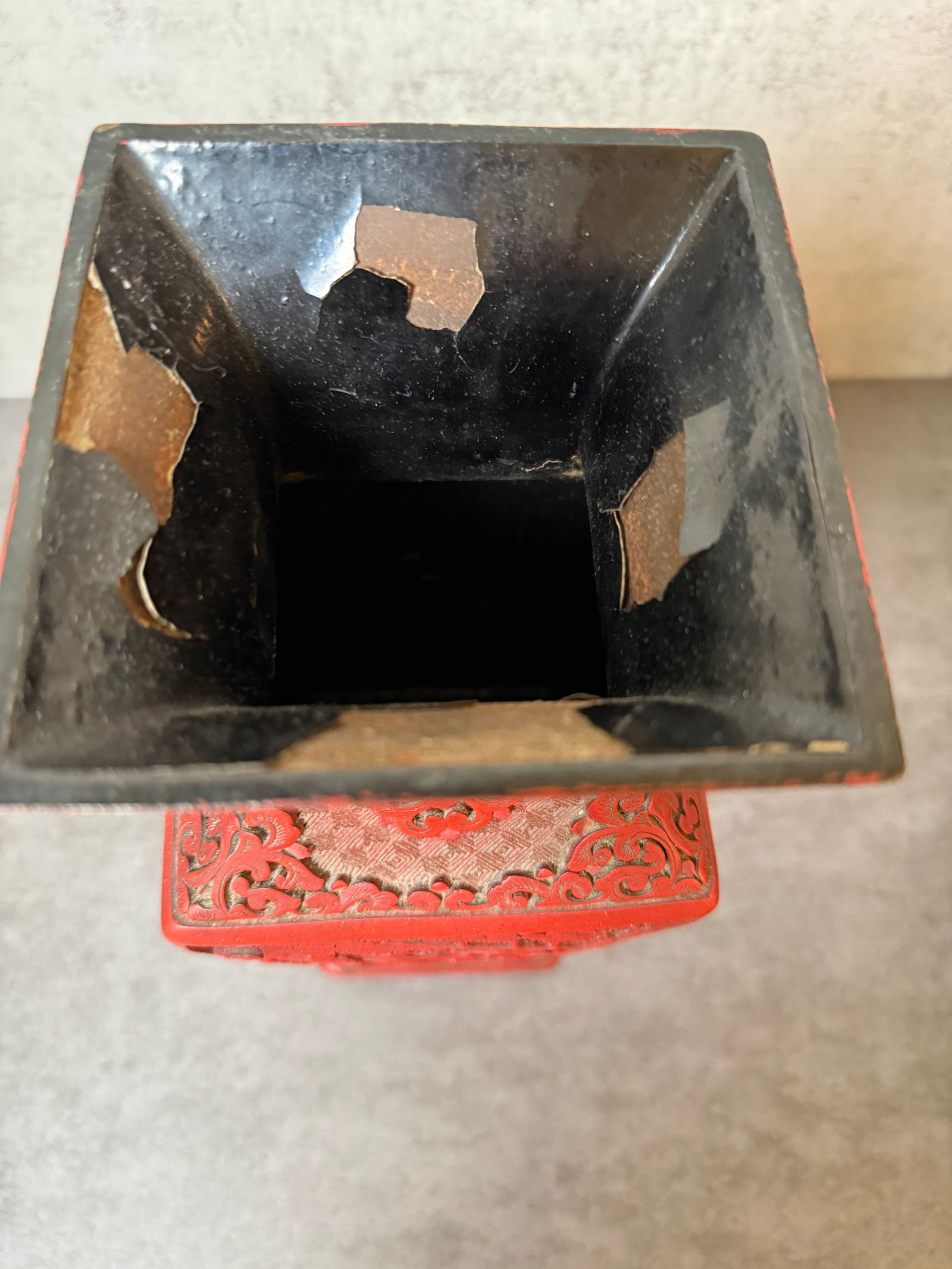 Chinese Carved Red Lacquer Vase with Figural Landscape Panels, Late Qing – Early 20th Century - 5