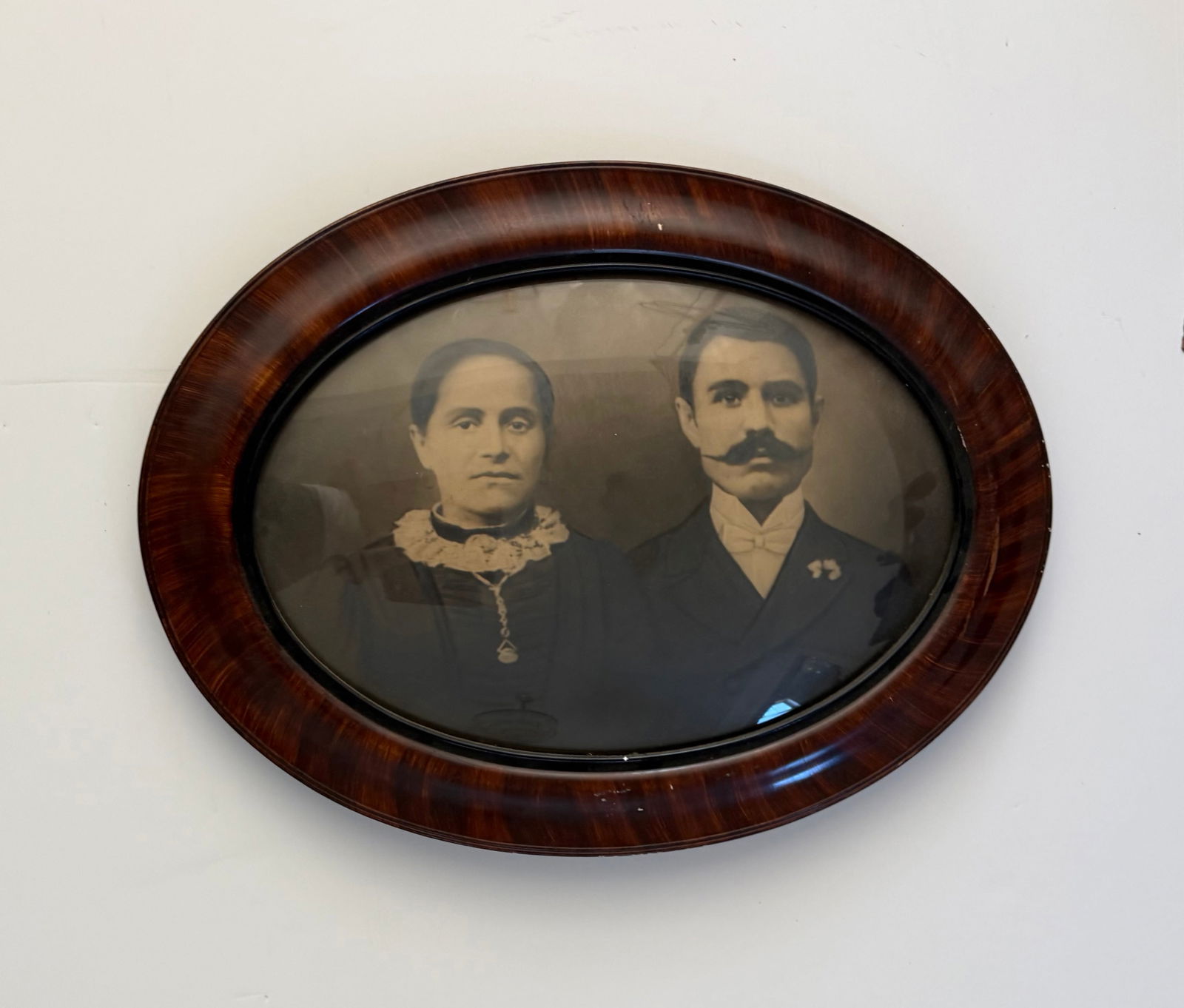 Antique Oval Portrait Photograph in Walnut Bubble Glass Frame, c.1880-1900: A striking and highly decorative antique oval portrait frame dating to the late Victorian era, circa 1880–1900. The frame features a wide, beautifully grained walnut wood surround with rich