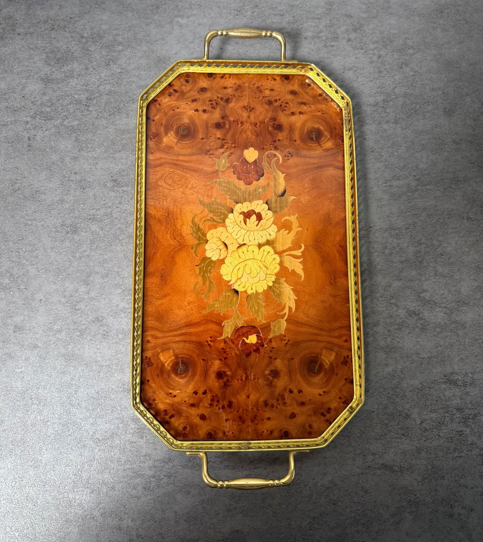 Burl Wood Marquetry Serving Tray with Brass Handles – Floral Inlay: Elegant vintage serving tray featuring beautifully figured burl wood veneer with a central floral marquetry inlay. The tray is framed with a brass gallery and fitted with brass handles for easy