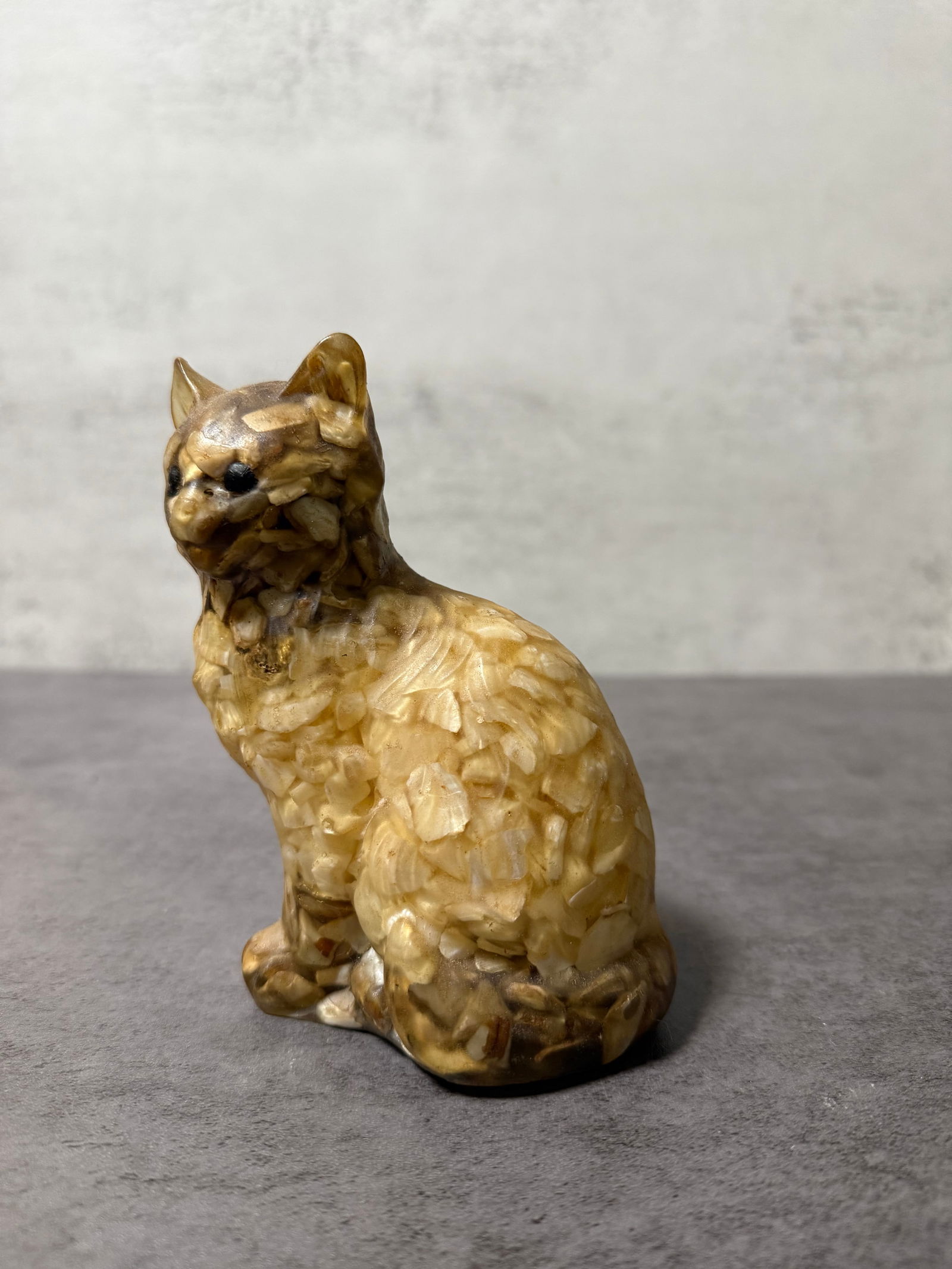 Vintage Shell Composite Cat Figurine, Mosaic Shell Art Animal Sculpture, Decorative Collectible: A charming vintage cat figurine crafted from natural shell fragments embedded in a composite material, creating a distinctive mosaic-like texture with warm amber and cream tones.The layered shell