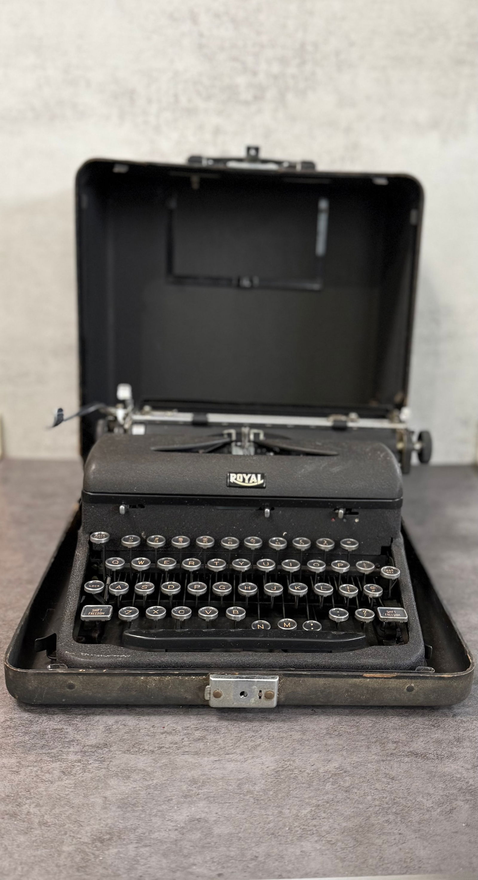 Vintage Royal Portable Typewriter with Case, Mid Century Manual Typewriter (1 of 4)