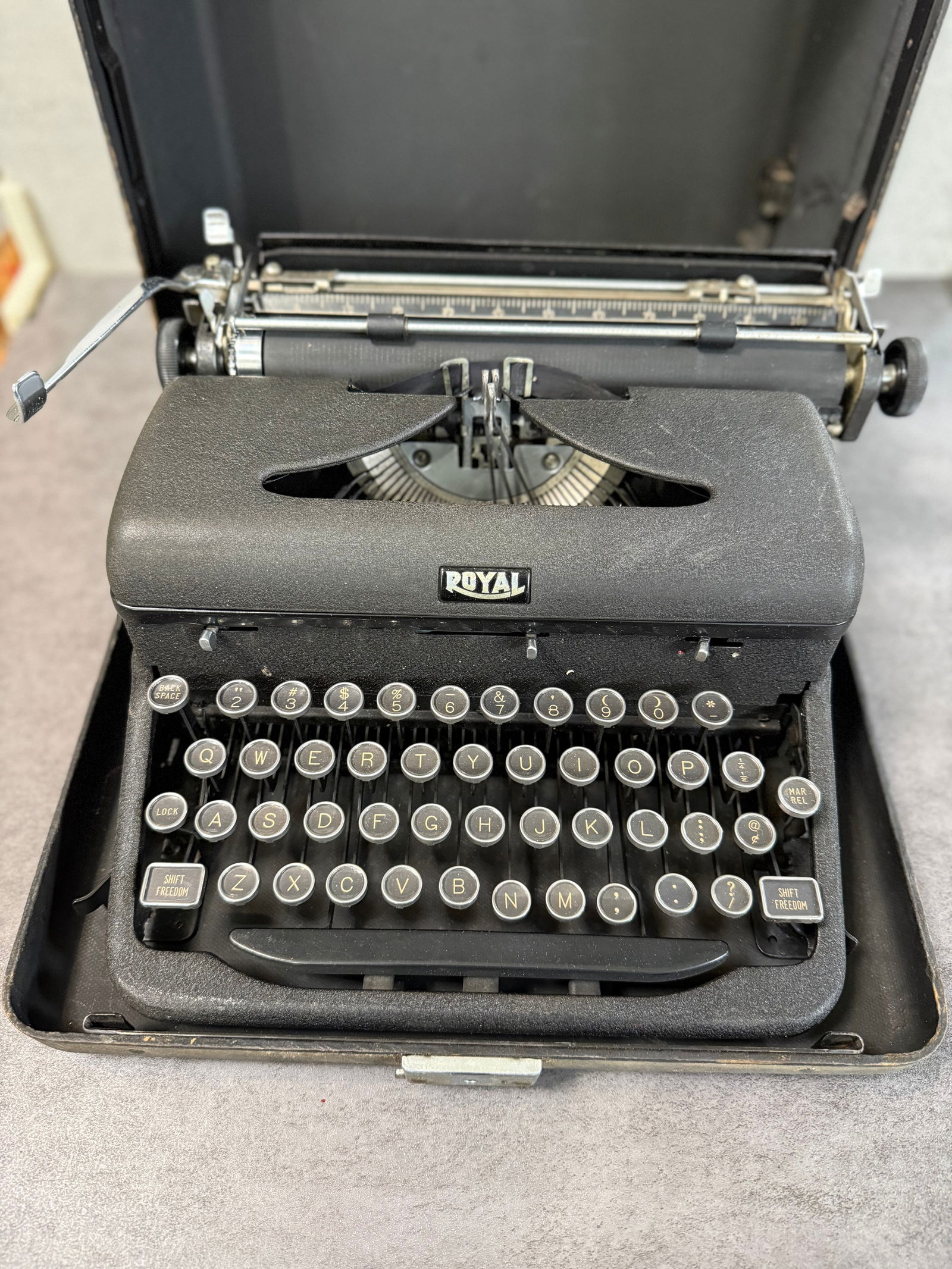 Vintage Royal Portable Typewriter with Case, Mid Century Manual Typewriter - 2