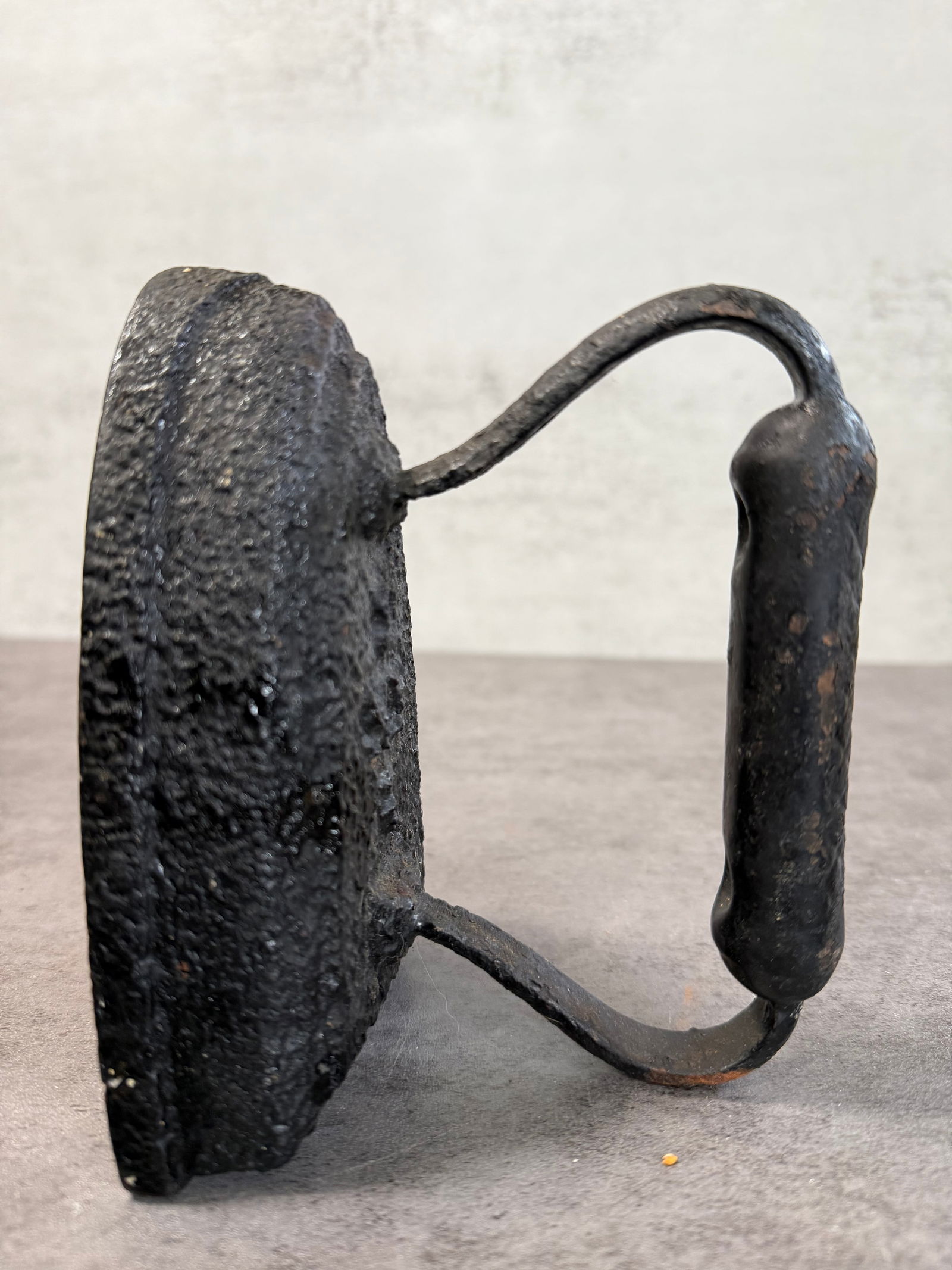 Antique Cast Iron Sad Iron with Eagle Motif, Primitive Rustic Decor - 3