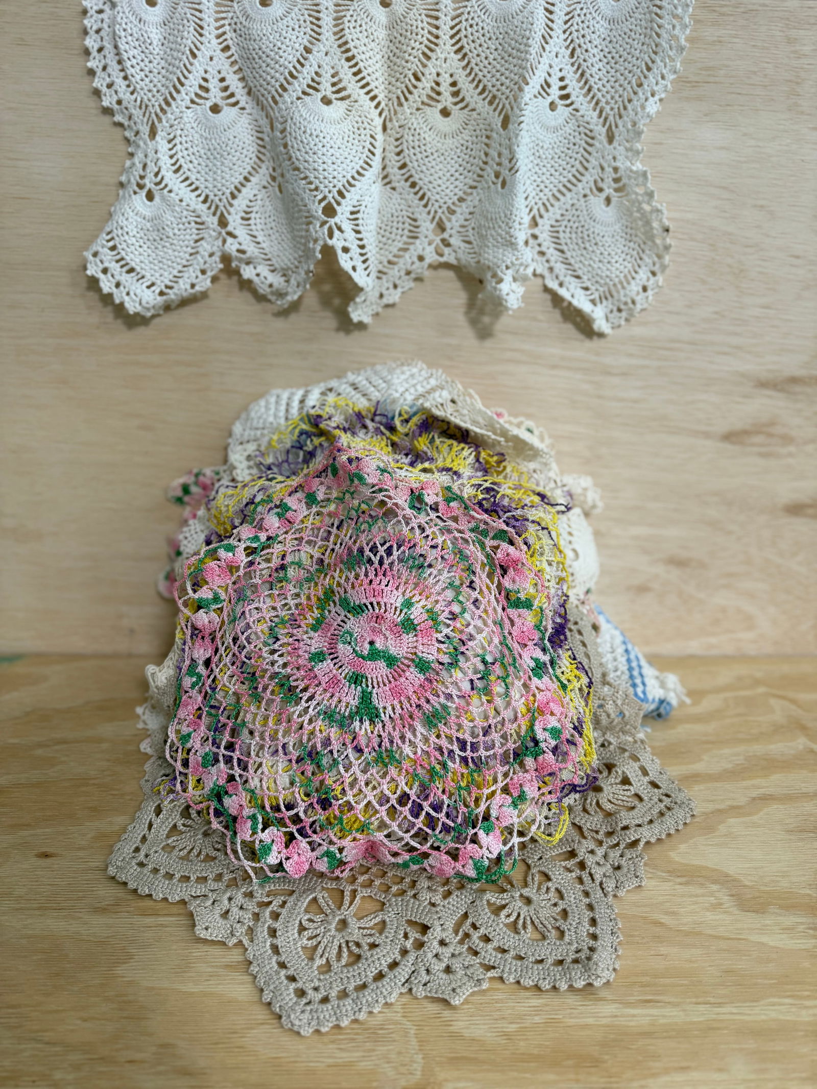 Large Lot of Vintage Crochet Doilies, Hand Made Lace Table Linens (30+ Pieces) (1 of 7)