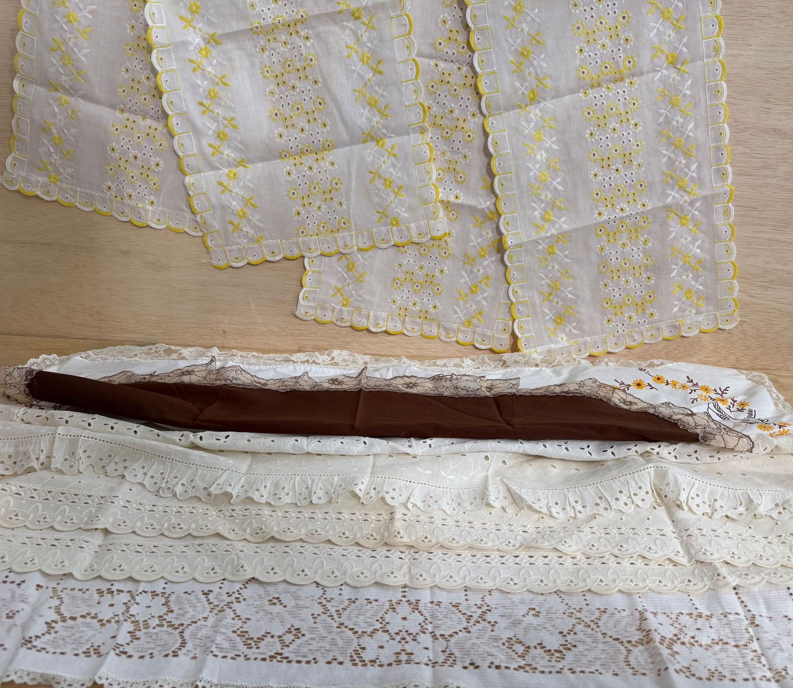 Lot of Vintage Embroidered Linen Napkins & Lace Table Linens, Floral (10+ Pieces) (1 of 5)