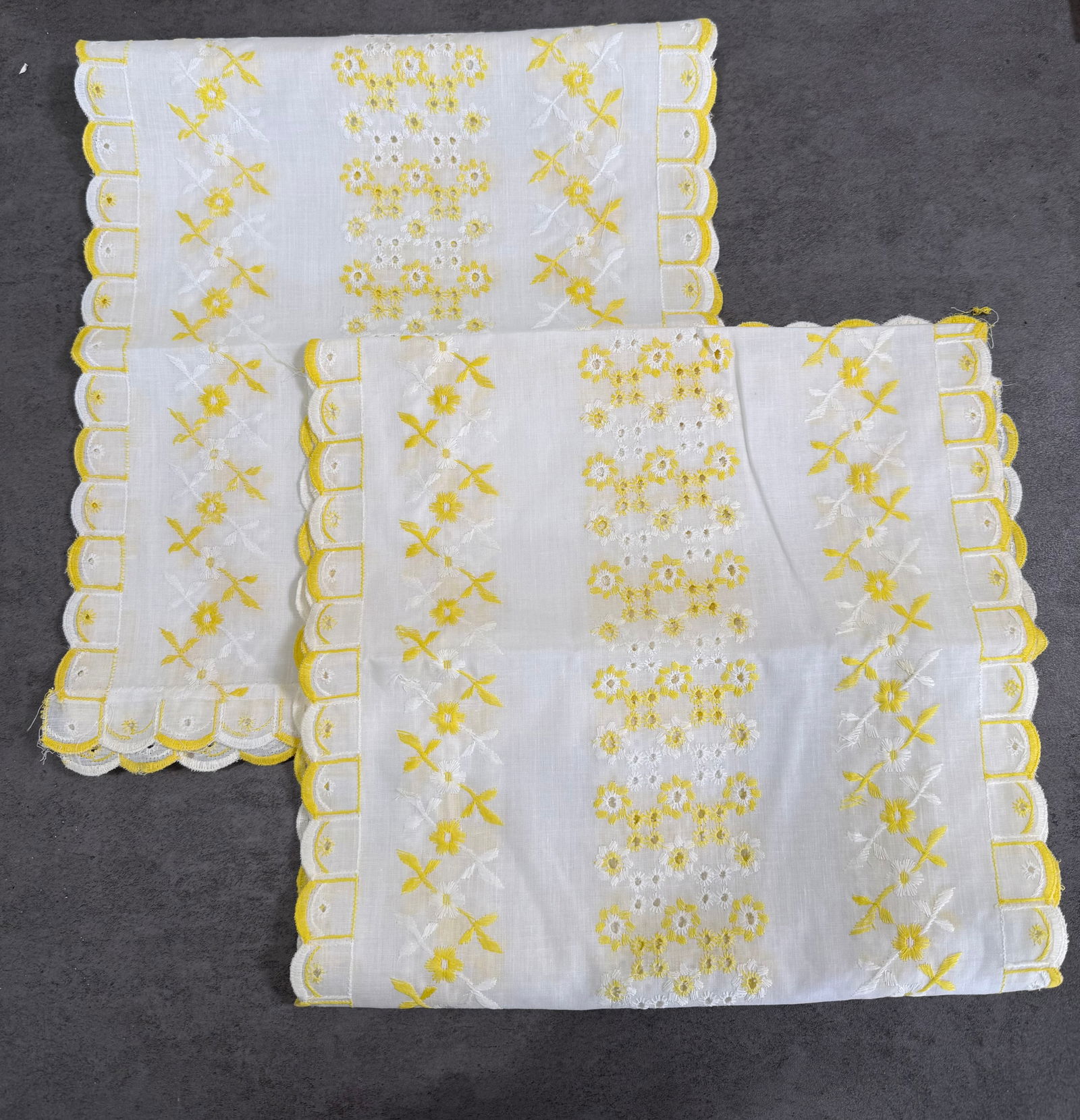 Lot of Vintage Embroidered Linen Napkins & Lace Table Linens, Floral (10+ Pieces) - 2