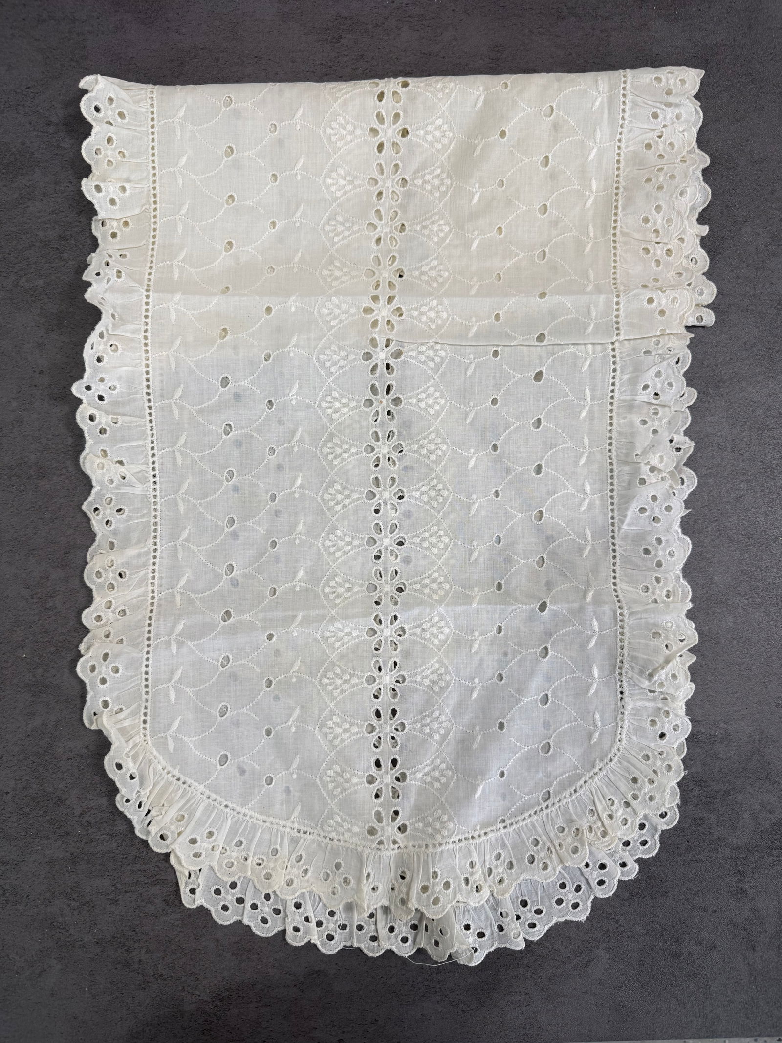 Lot of Vintage Embroidered Linen Napkins & Lace Table Linens, Floral (10+ Pieces) - 4