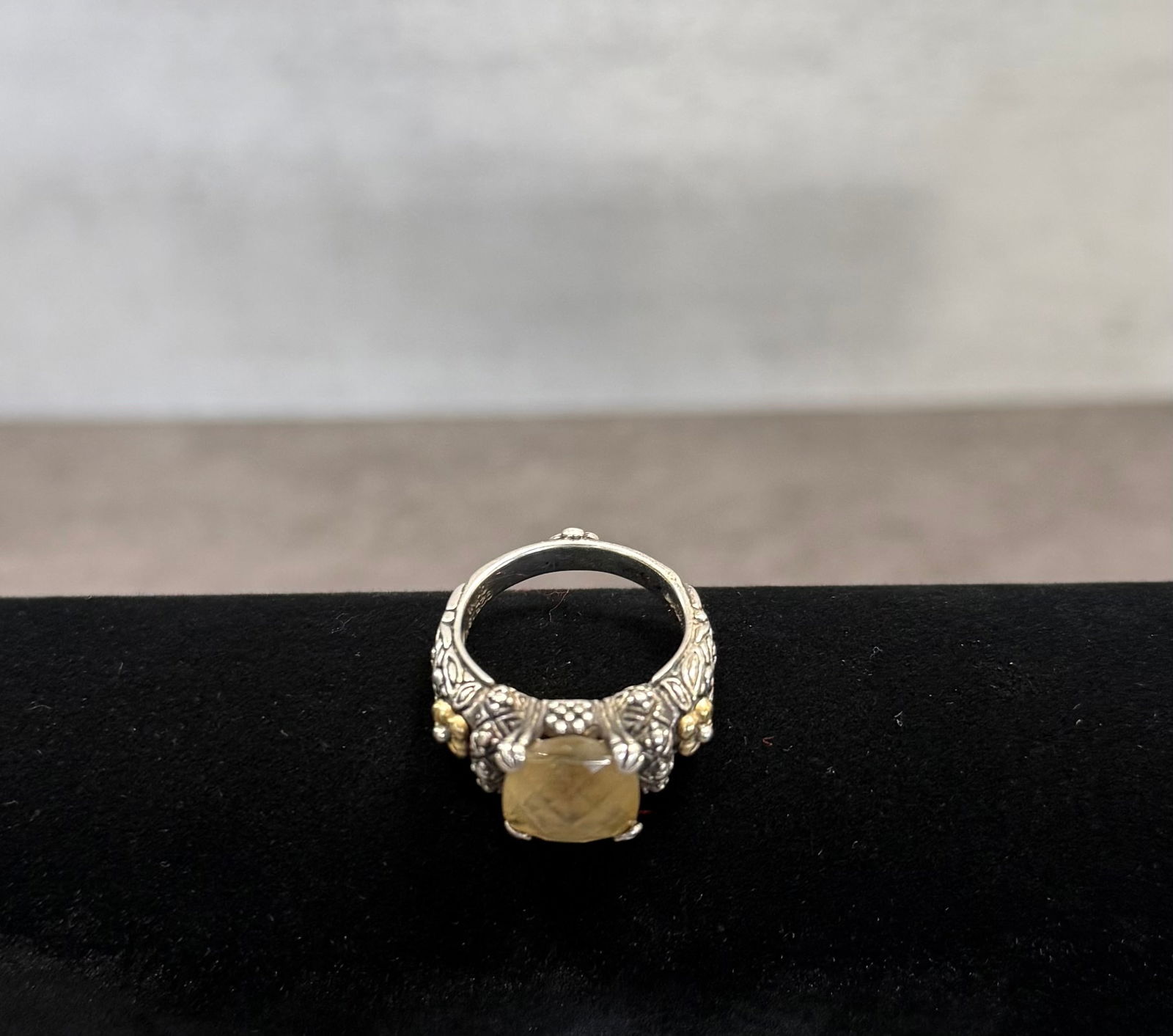Vintage 925 Sterling Silver & 18K Gold Ring with Cabochon Stone – Ornate Statement Jewelry: A beautifully crafted vintage ring made of sterling silver (marked 925) with 18K gold accents, featuring a central cabochon stone.The ring showcases intricate decorative metalwork with a richly