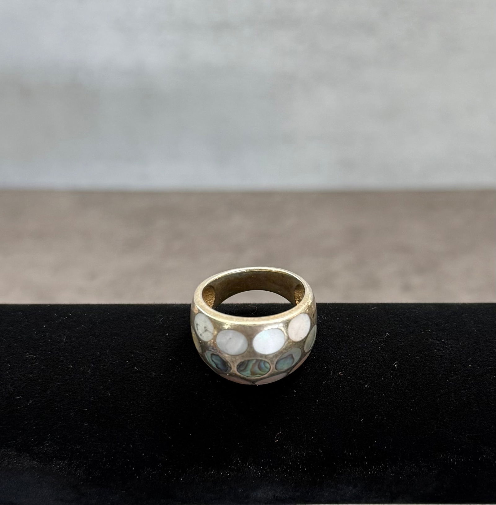 Vintage Silver Ring with Inlaid Shell & Stone – Wide Band Statement Jewelry: A distinctive vintage silver ring featuring a wide band design with inlaid shell and stone elements.The ring showcases a combination of iridescent shell (abalone-like) and light-colored stone inlays,