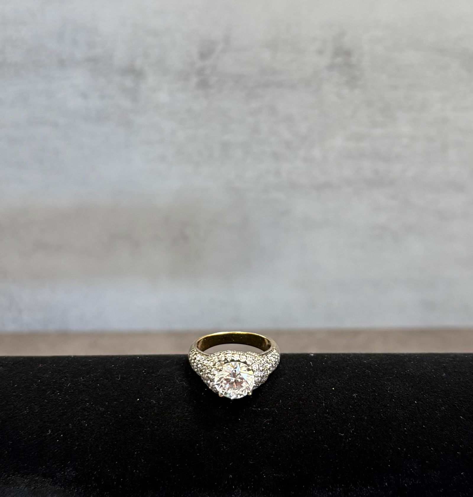 Vintage Sterling Silver Ring with Large Clear Stone – Halo Style Statement Jewelry: A stunning vintage ring crafted in sterling silver, featuring a large central clear stone surrounded by shimmering accent stones.The design reflects a classic halo style, with a brilliant centerpiece