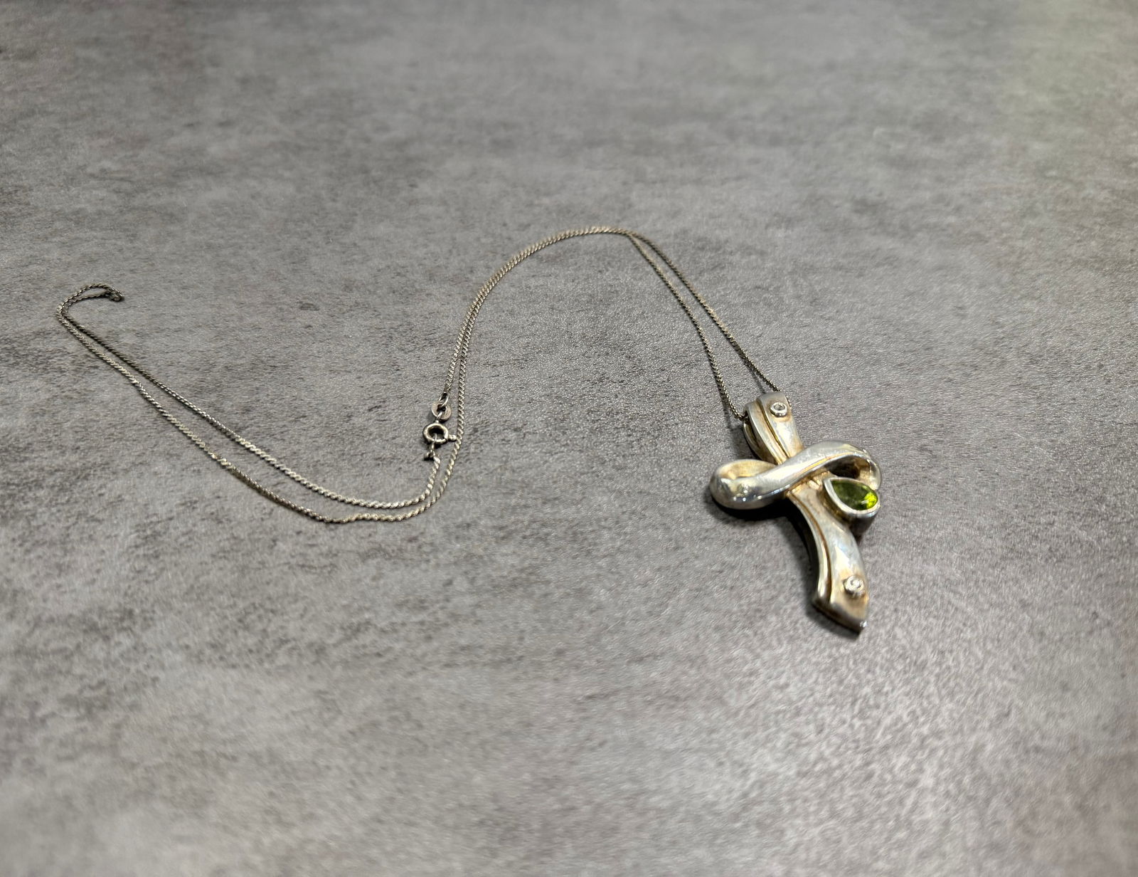 Vintage Sterling Silver Necklace with Abstract Cross Pendant & Green Stone – Modern Designer Style - 3